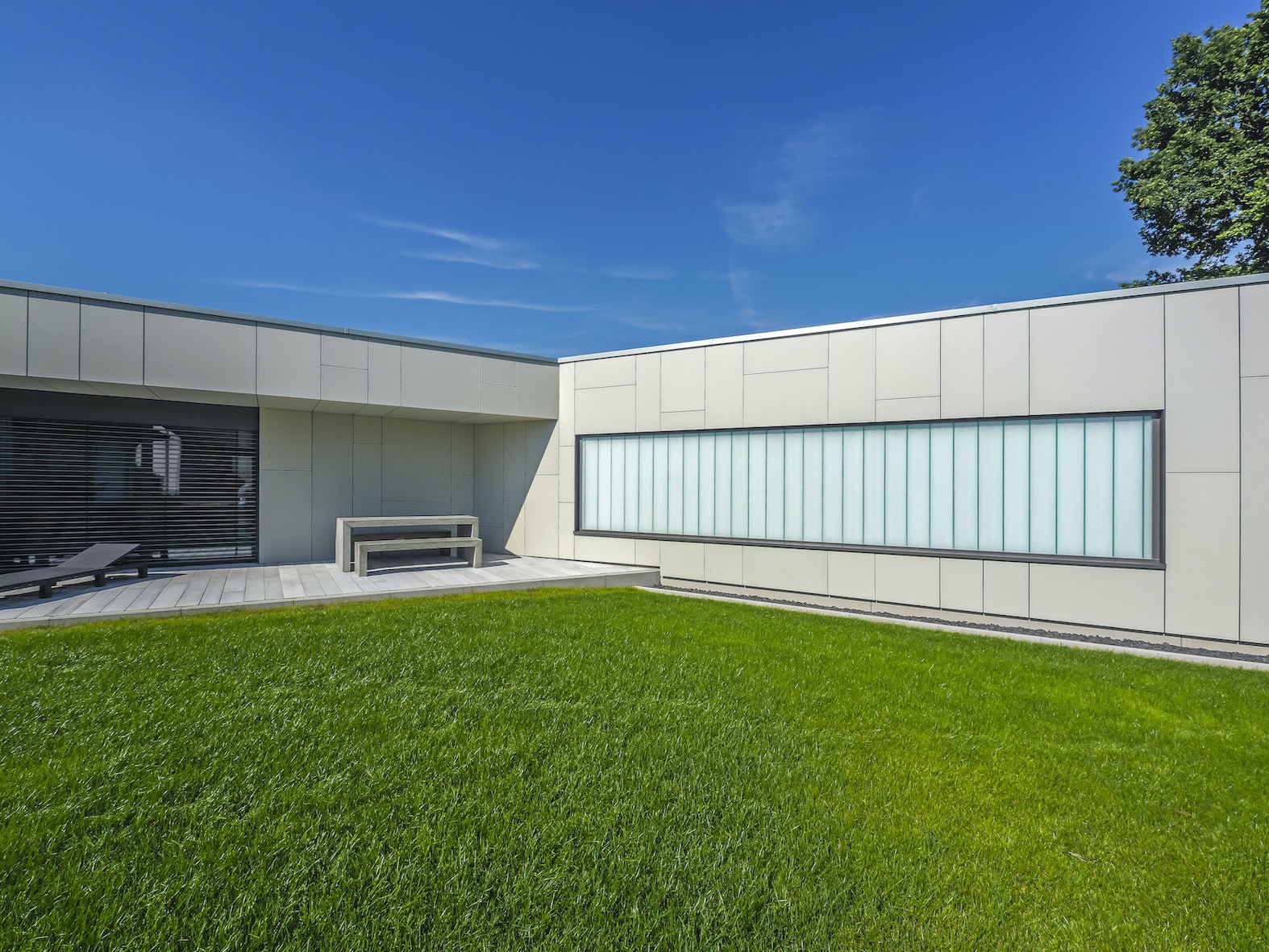 Dorfstadel Kruppach Muehlhausen innen nach aussen Anbau Tag offenes Schiebefenster