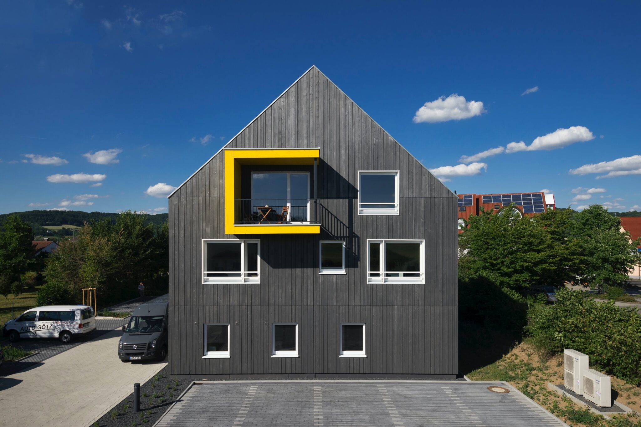 Dorfstadel Kruppach Muehlhausen innen nach aussen Anbau Tag offenes Schiebefenster