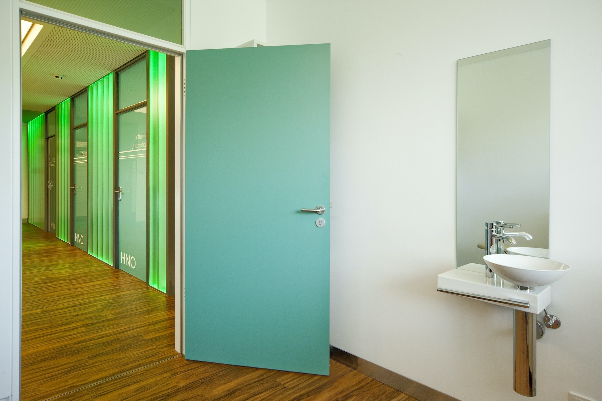 Dorfstadel Kruppach Muehlhausen innen nach aussen Anbau Tag offenes Schiebefenster