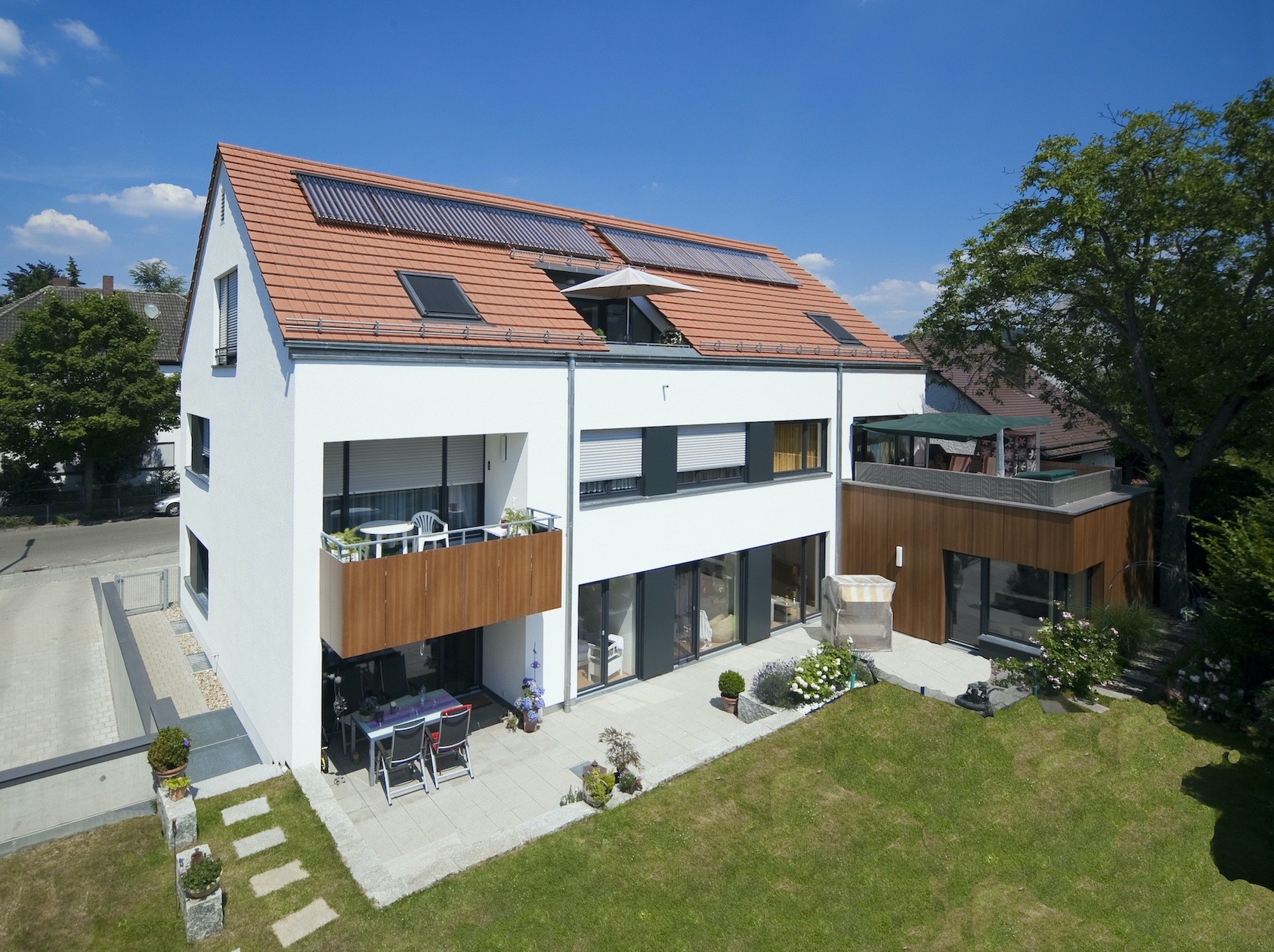 Dorfstadel Kruppach Muehlhausen innen nach aussen Anbau Tag offenes Schiebefenster