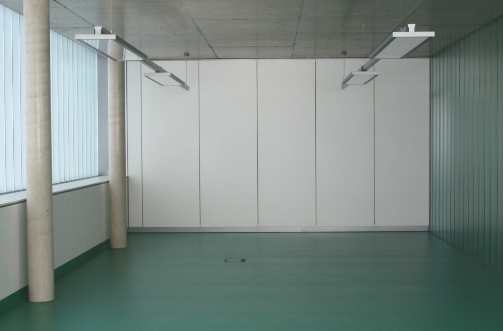 Dorfstadel Kruppach Muehlhausen innen nach aussen Anbau Tag offenes Schiebefenster