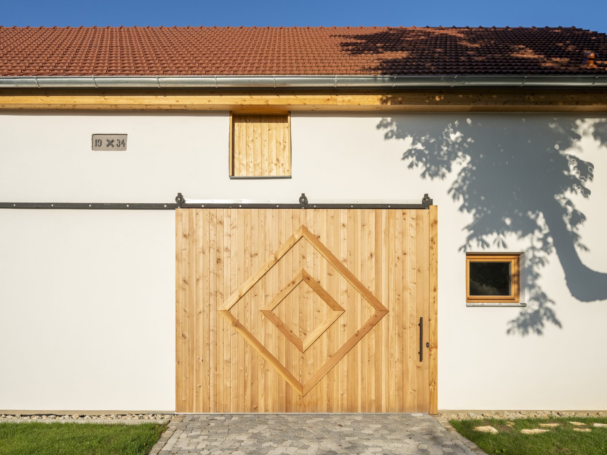 Dorfstadel Kruppach Muehlhausen aussen Stadeltor geschlossen