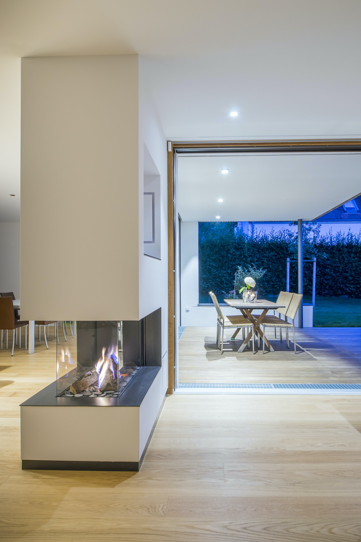 Dorfstadel Kruppach Muehlhausen innen nach aussen Anbau Tag offenes Schiebefenster