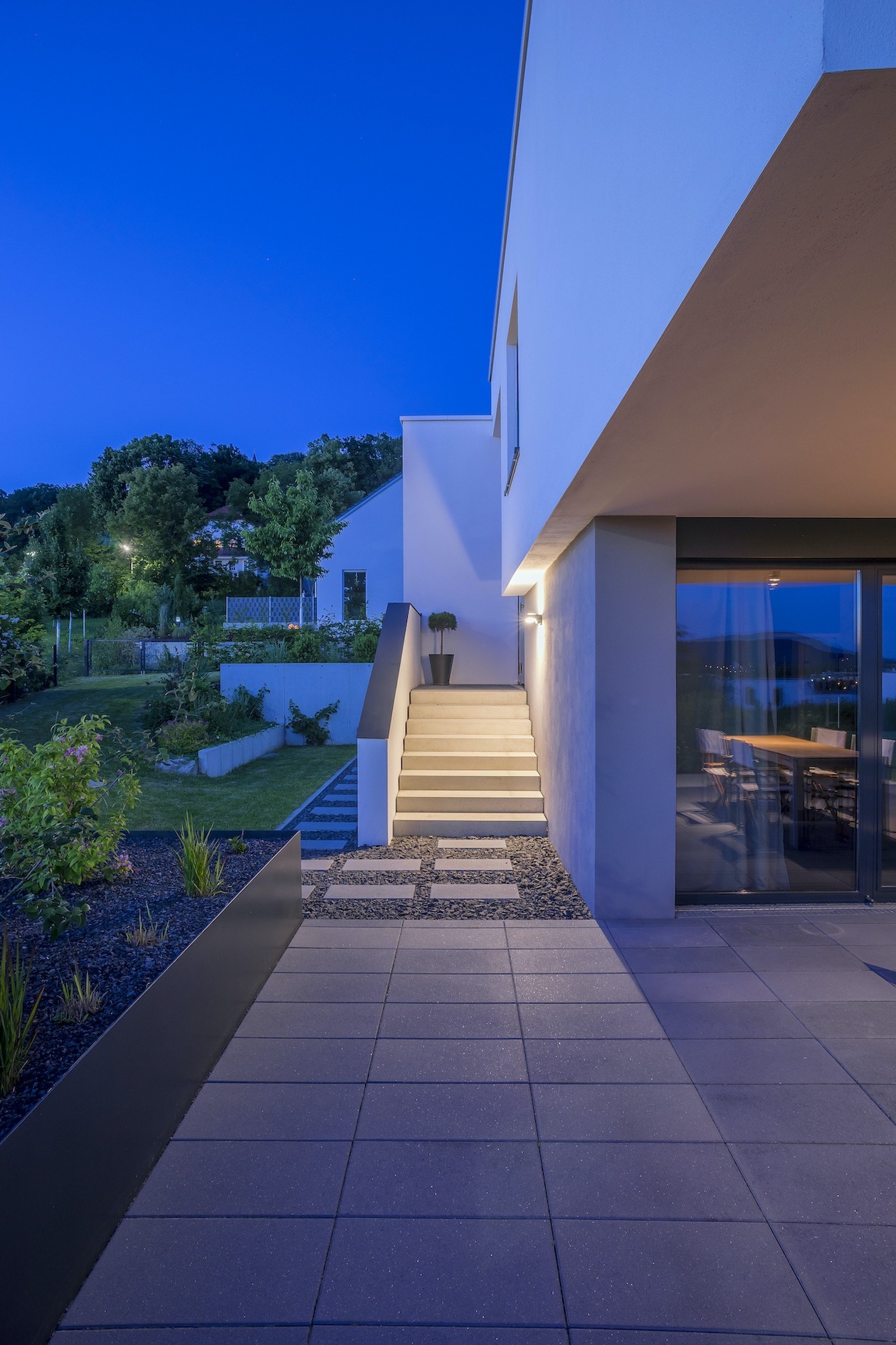 Dorfstadel Kruppach Muehlhausen innen nach aussen Anbau Tag offenes Schiebefenster