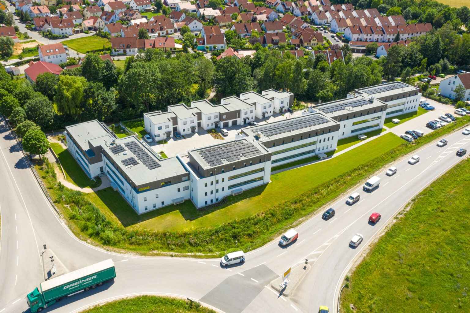 Dorfstadel Kruppach Muehlhausen innen nach aussen Anbau Tag offenes Schiebefenster