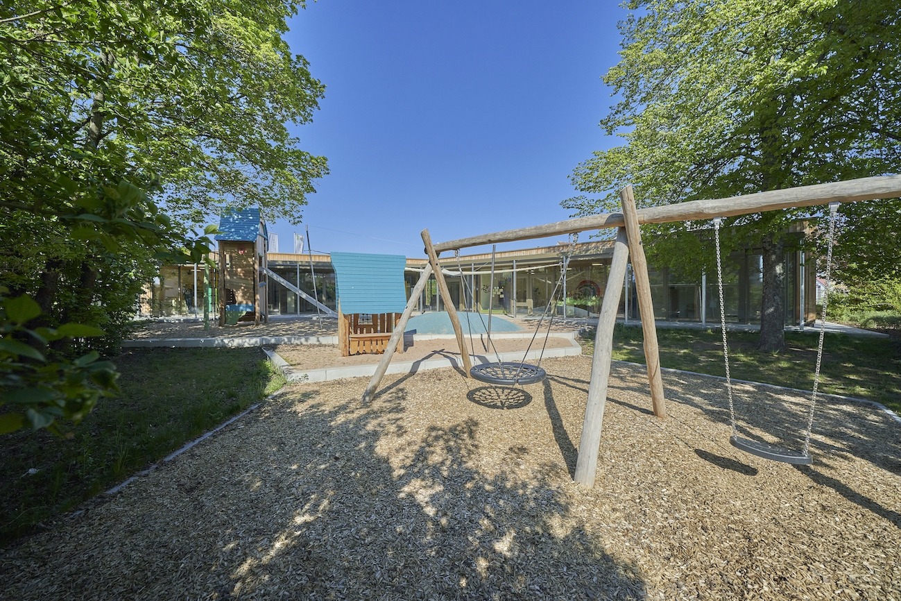 Dorfstadel Kruppach Muehlhausen innen nach aussen Anbau Tag offenes Schiebefenster