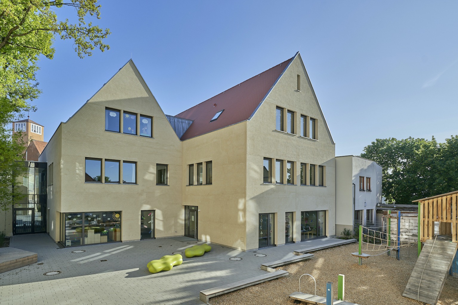 Dorfstadel Kruppach Muehlhausen innen nach aussen Anbau Tag offenes Schiebefenster