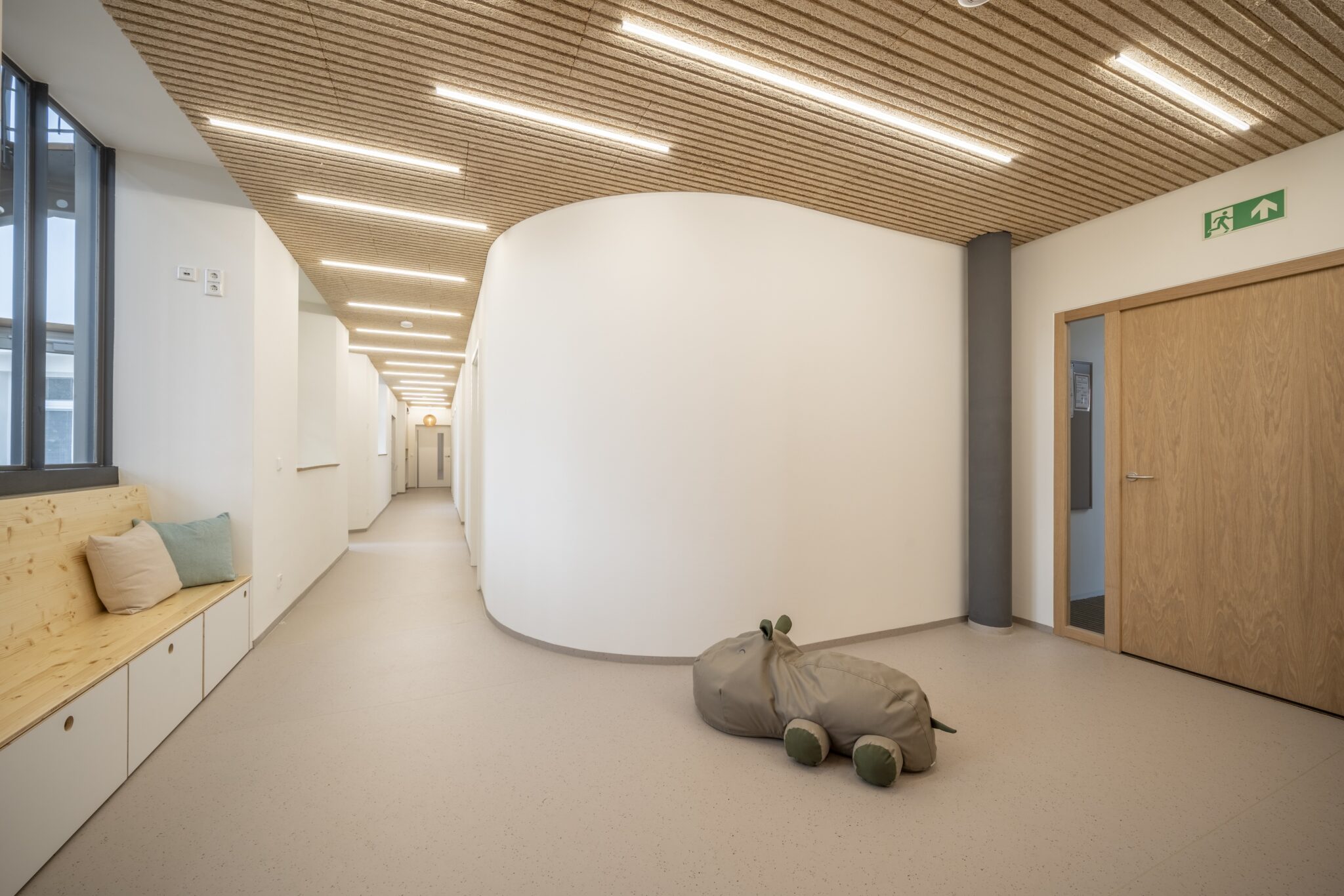 06_KiTaAllersberg_Innen_Eingang_Bank_quer-2048x1366 Dorfstadel Kruppach Muehlhausen aussen Stadeltor geschlossen