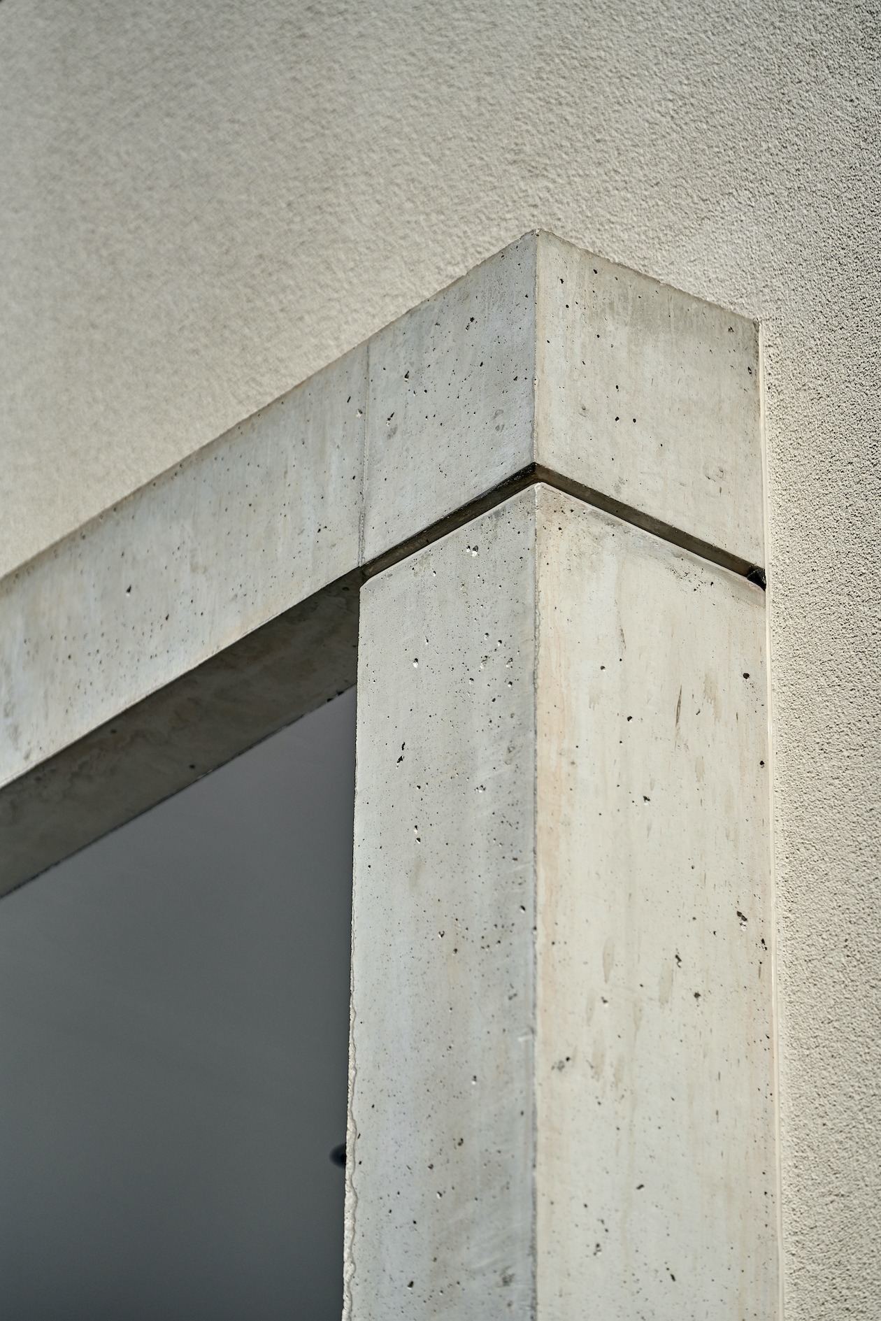 Dorfstadel Kruppach Muehlhausen innen nach aussen Anbau Tag offenes Schiebefenster