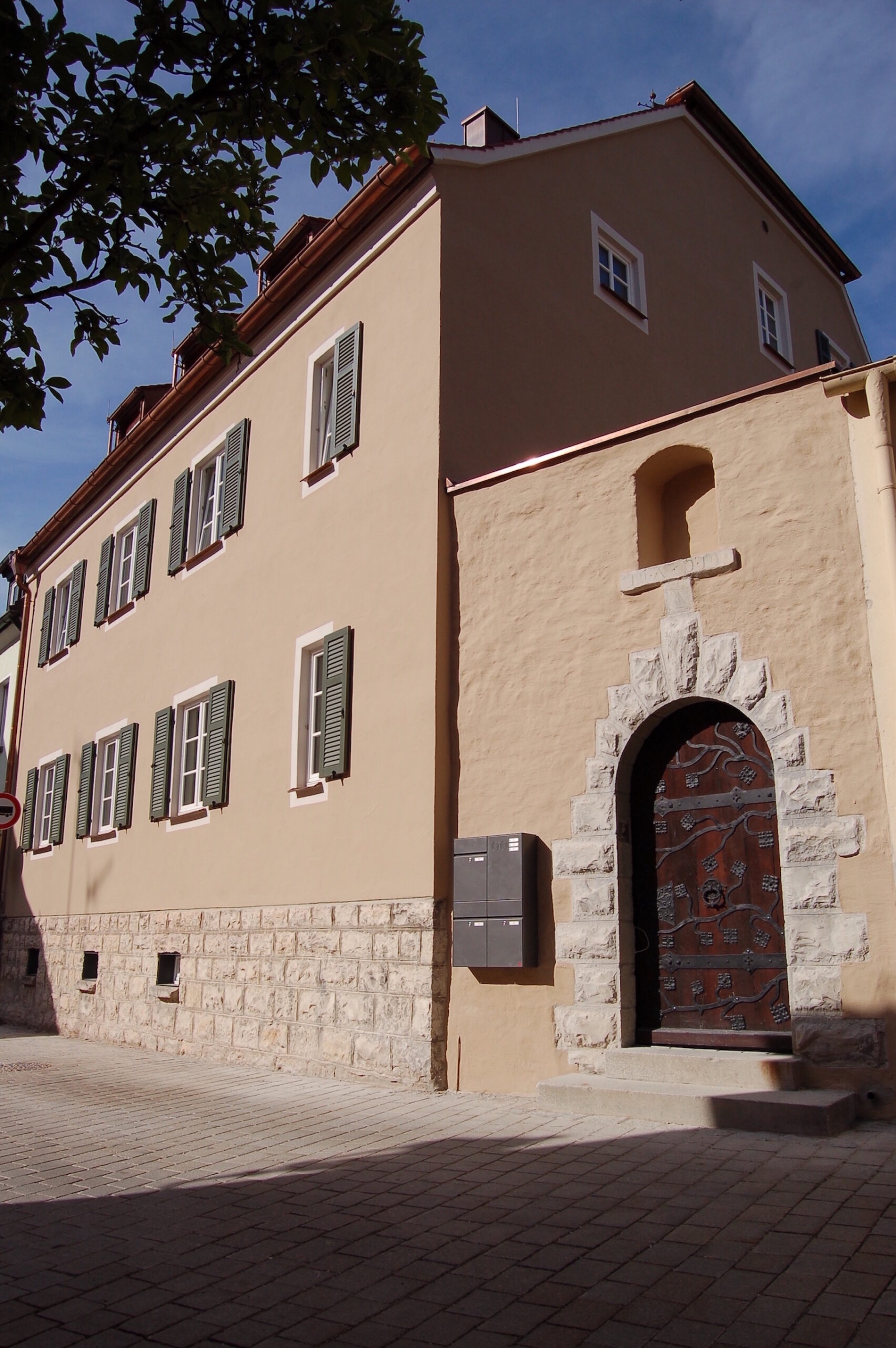 Dorfstadel Kruppach Muehlhausen innen nach aussen Anbau Tag offenes Schiebefenster