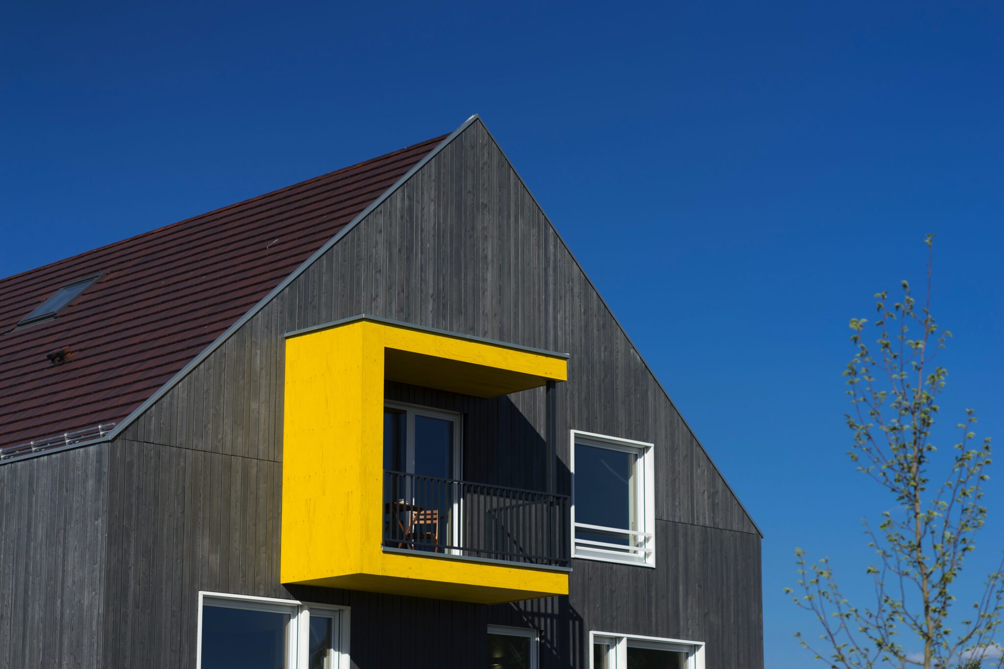 Dorfstadel Kruppach Muehlhausen innen nach aussen Anbau Tag offenes Schiebefenster