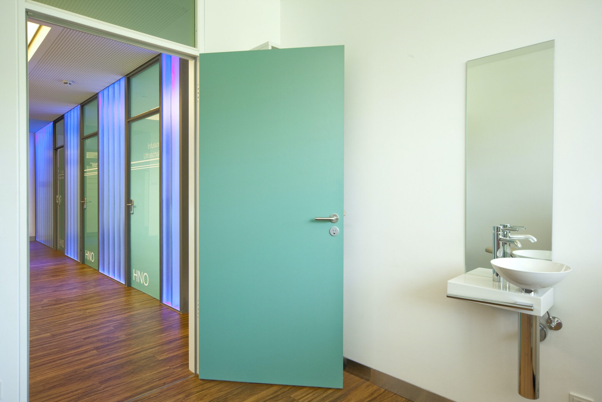 Dorfstadel Kruppach Muehlhausen innen nach aussen Anbau Tag offenes Schiebefenster