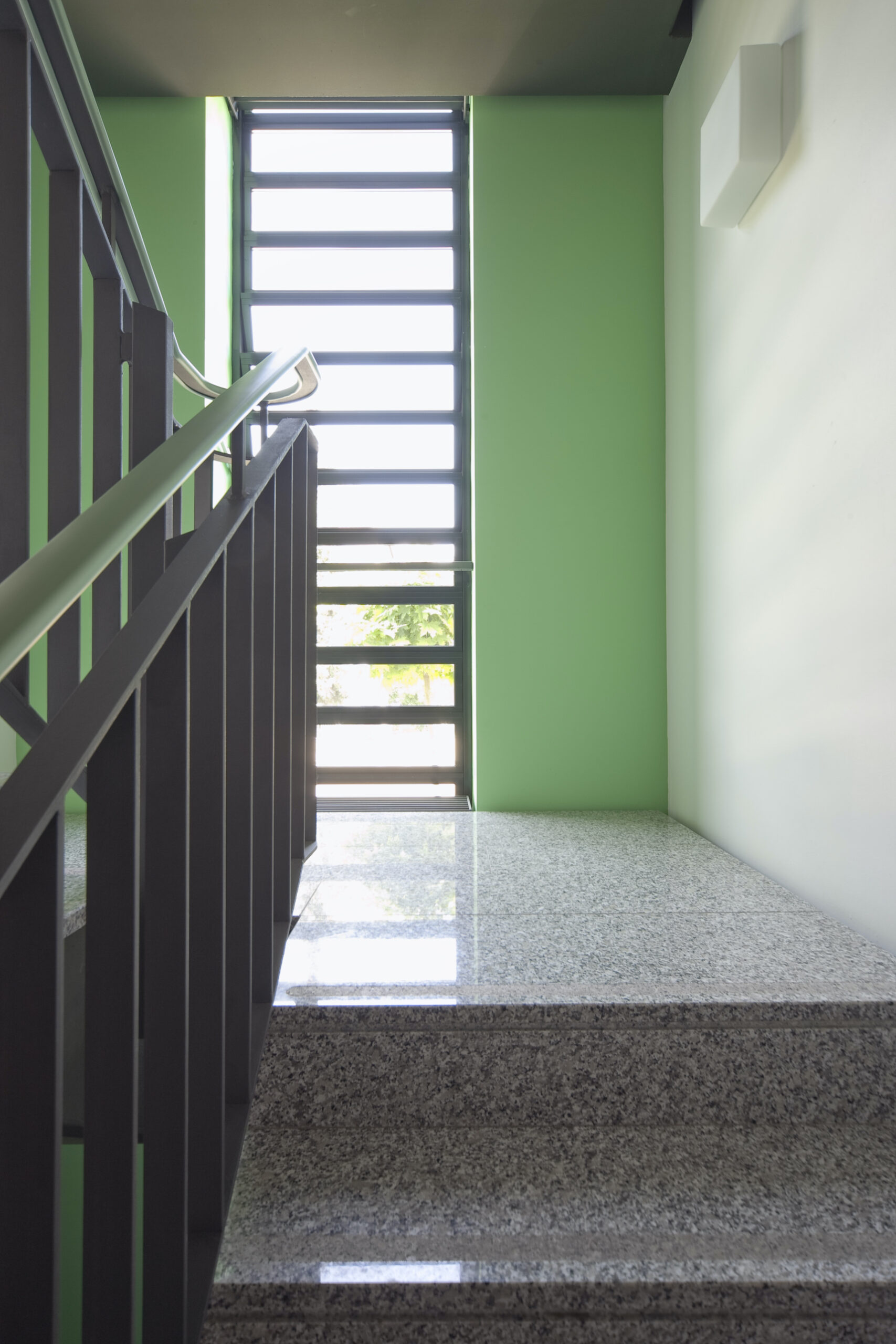 Dorfstadel Kruppach Muehlhausen innen nach aussen Anbau Tag offenes Schiebefenster