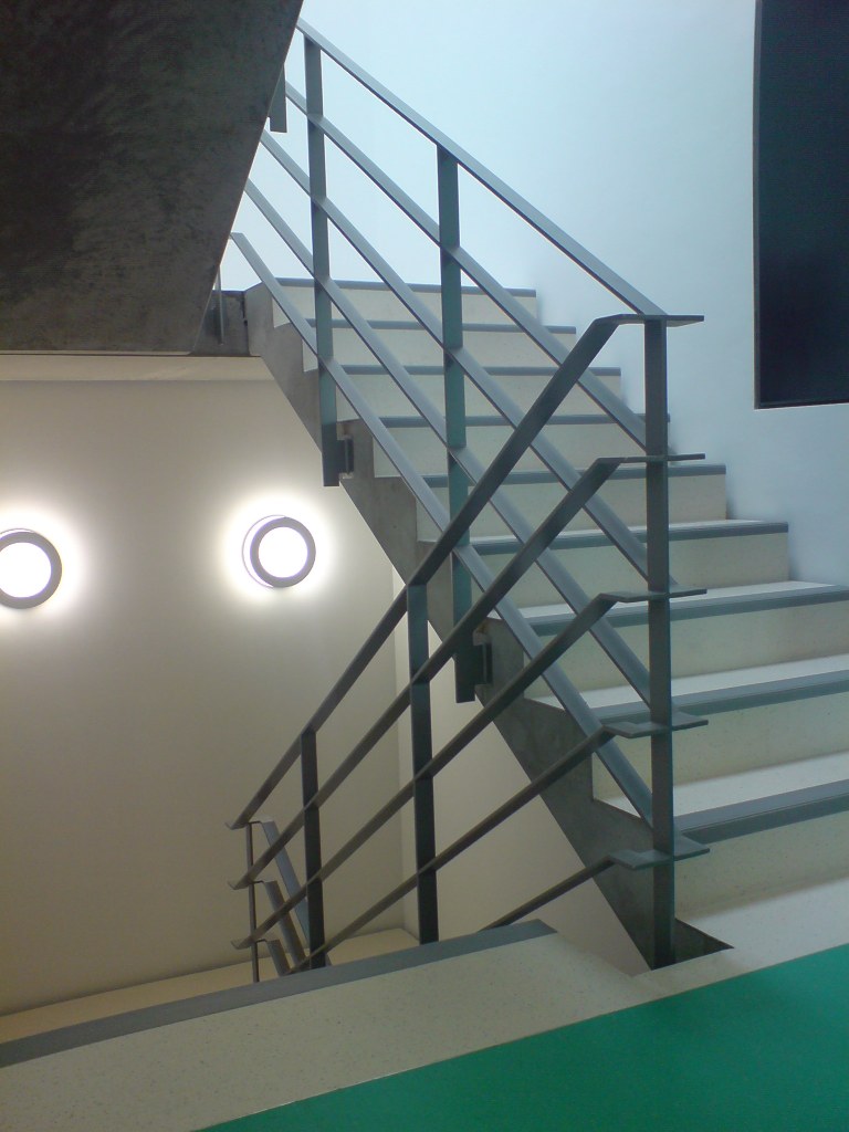 Dorfstadel Kruppach Muehlhausen innen nach aussen Anbau Tag offenes Schiebefenster