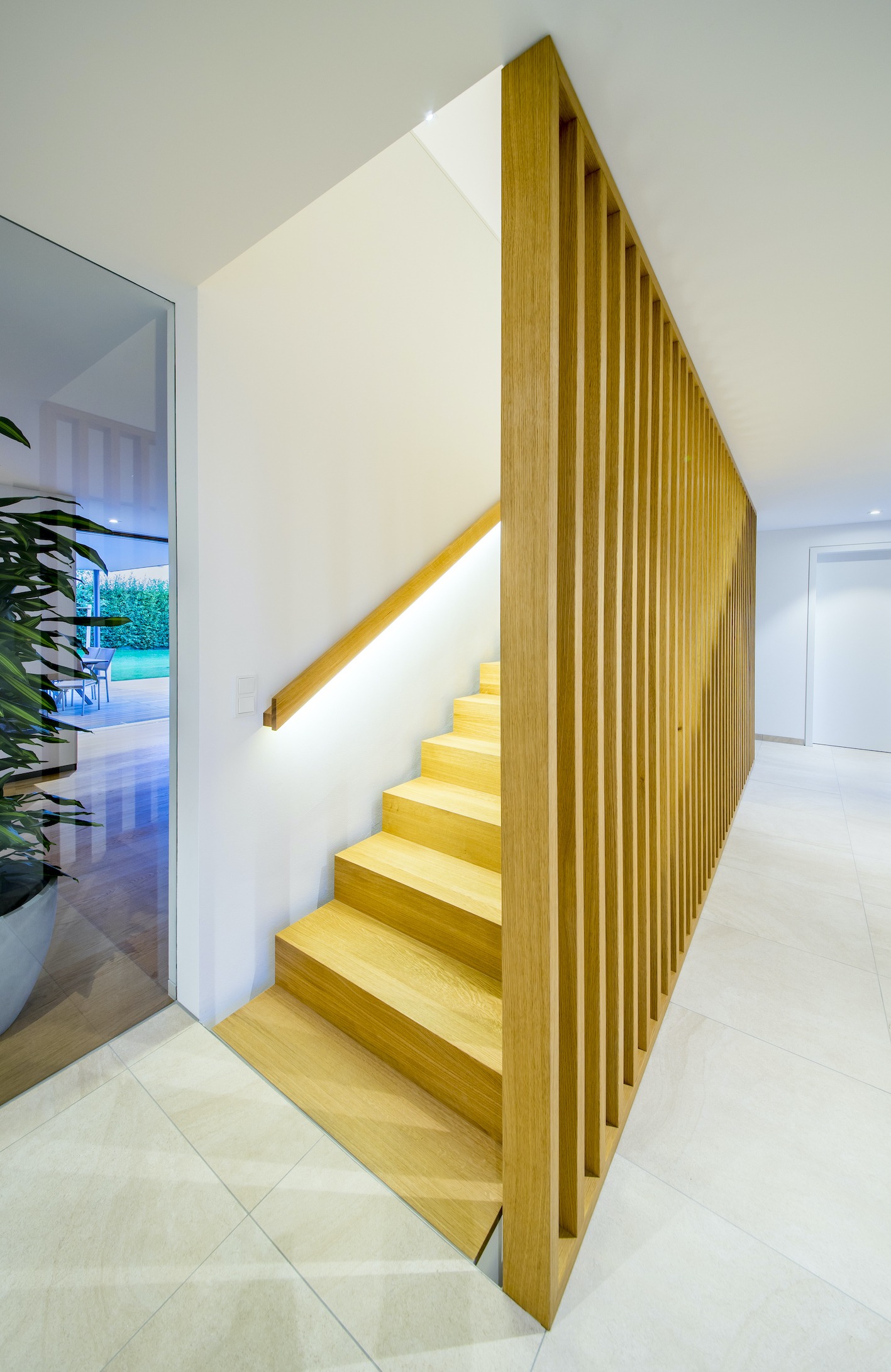 Dorfstadel Kruppach Muehlhausen innen nach aussen Anbau Tag offenes Schiebefenster