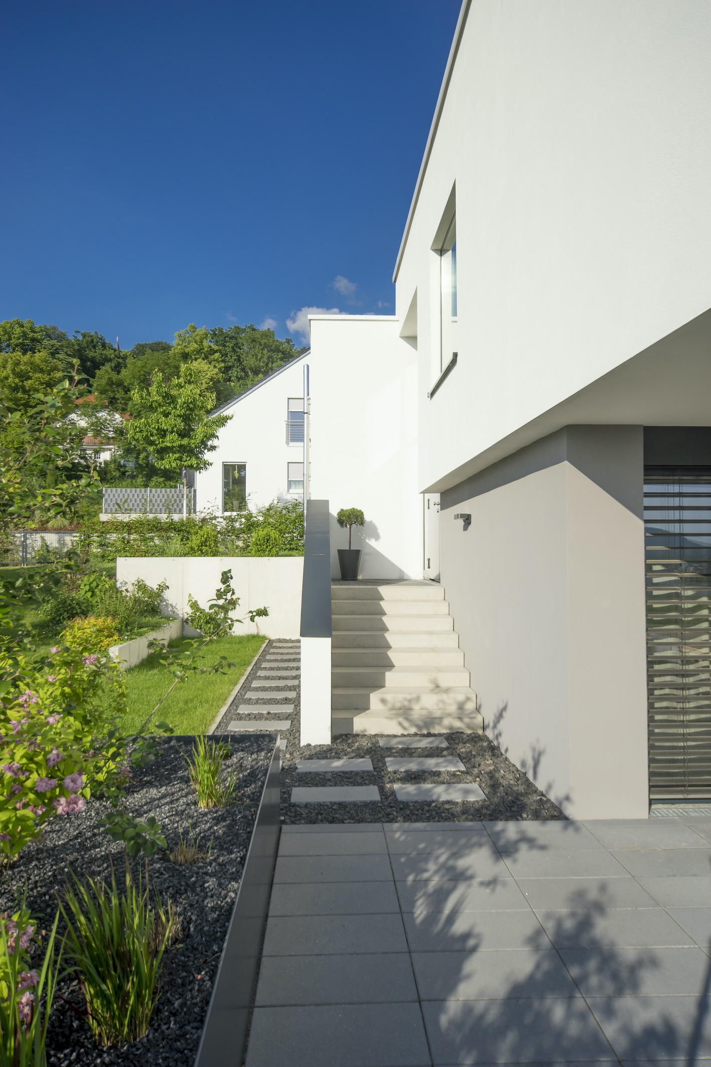 Dorfstadel Kruppach Muehlhausen innen nach aussen Anbau Tag offenes Schiebefenster