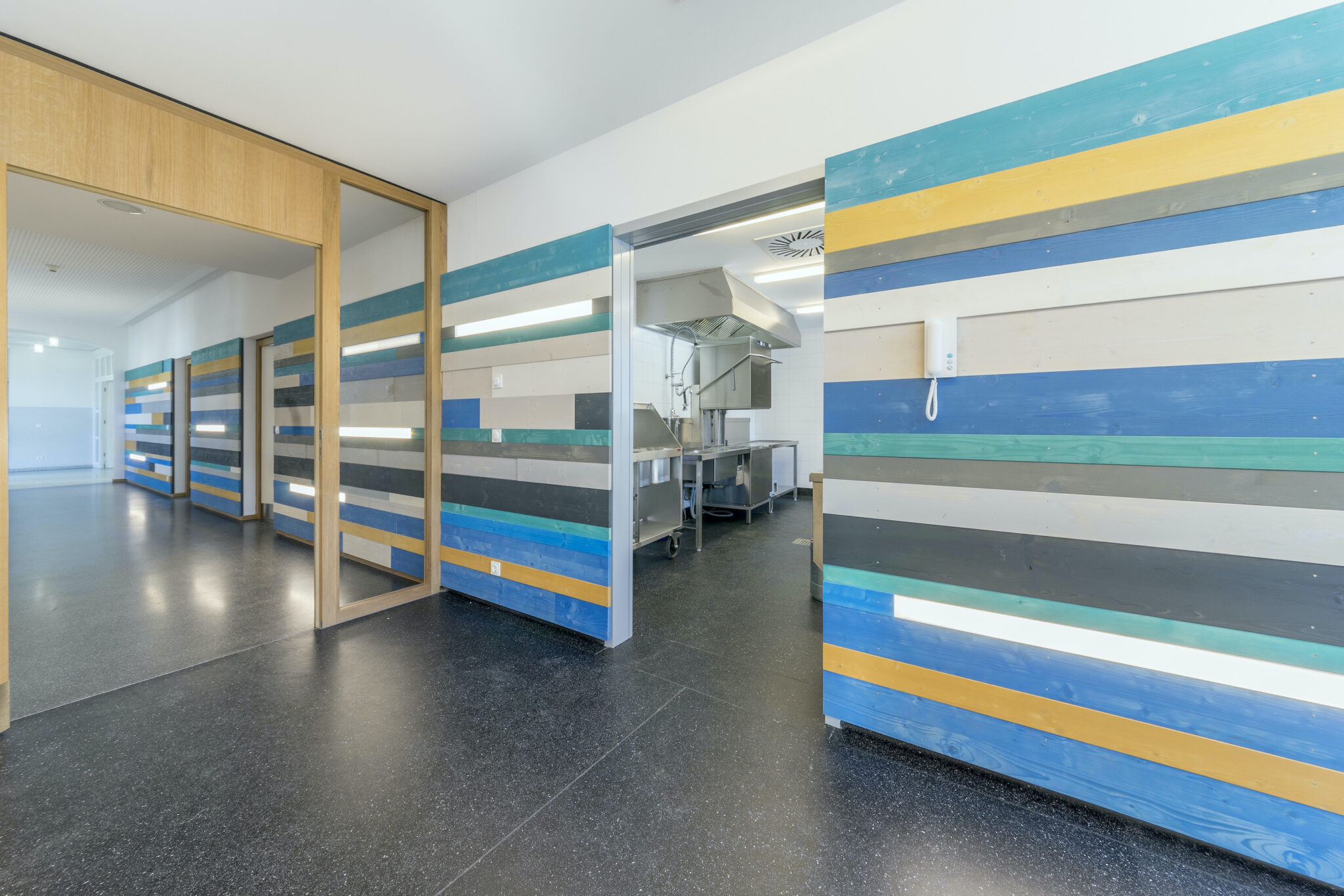 Dorfstadel Kruppach Muehlhausen innen nach aussen Anbau Tag offenes Schiebefenster