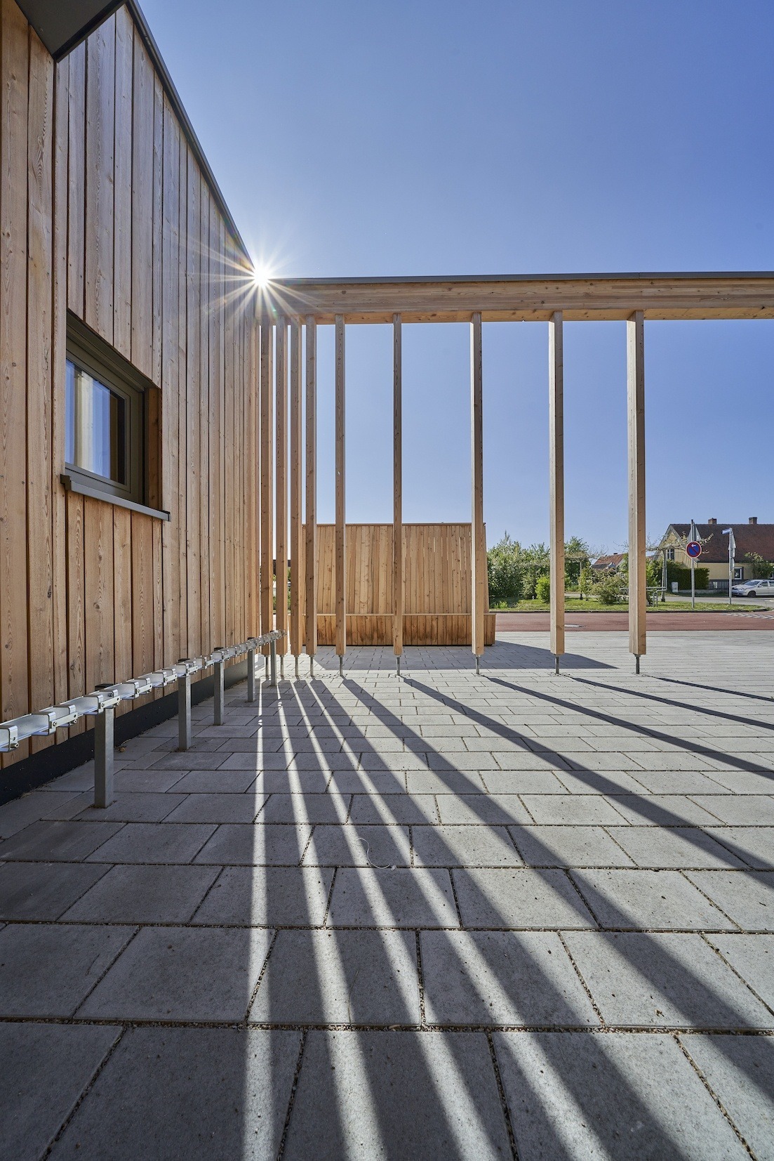 Dorfstadel Kruppach Muehlhausen innen nach aussen Anbau Tag offenes Schiebefenster