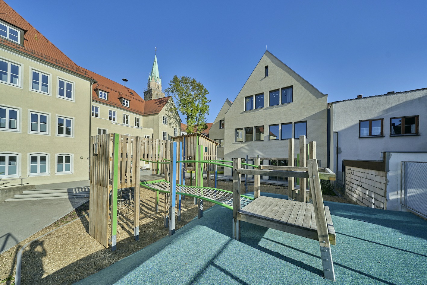 Dorfstadel Kruppach Muehlhausen innen nach aussen Anbau Tag offenes Schiebefenster