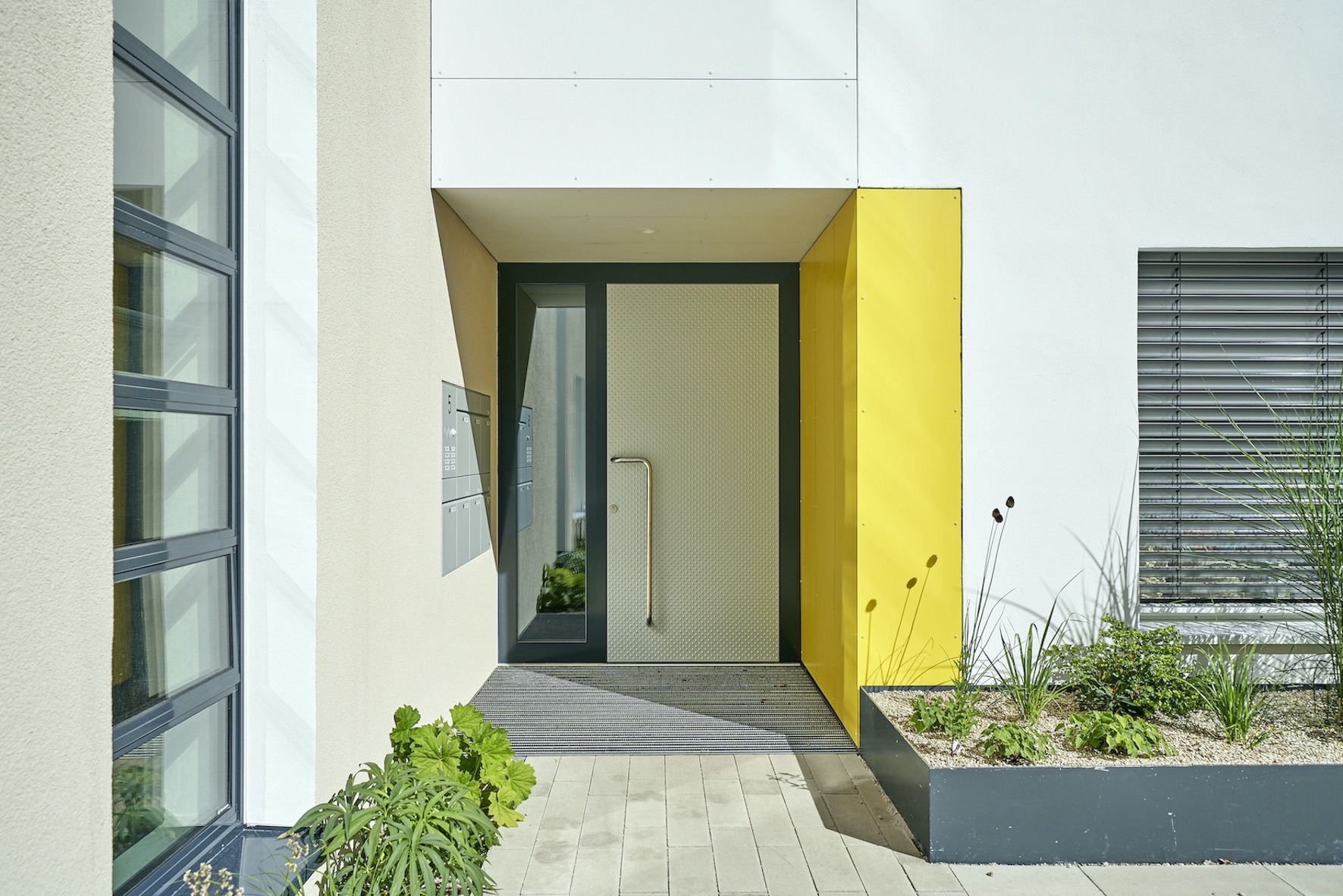 Dorfstadel Kruppach Muehlhausen innen nach aussen Anbau Tag offenes Schiebefenster