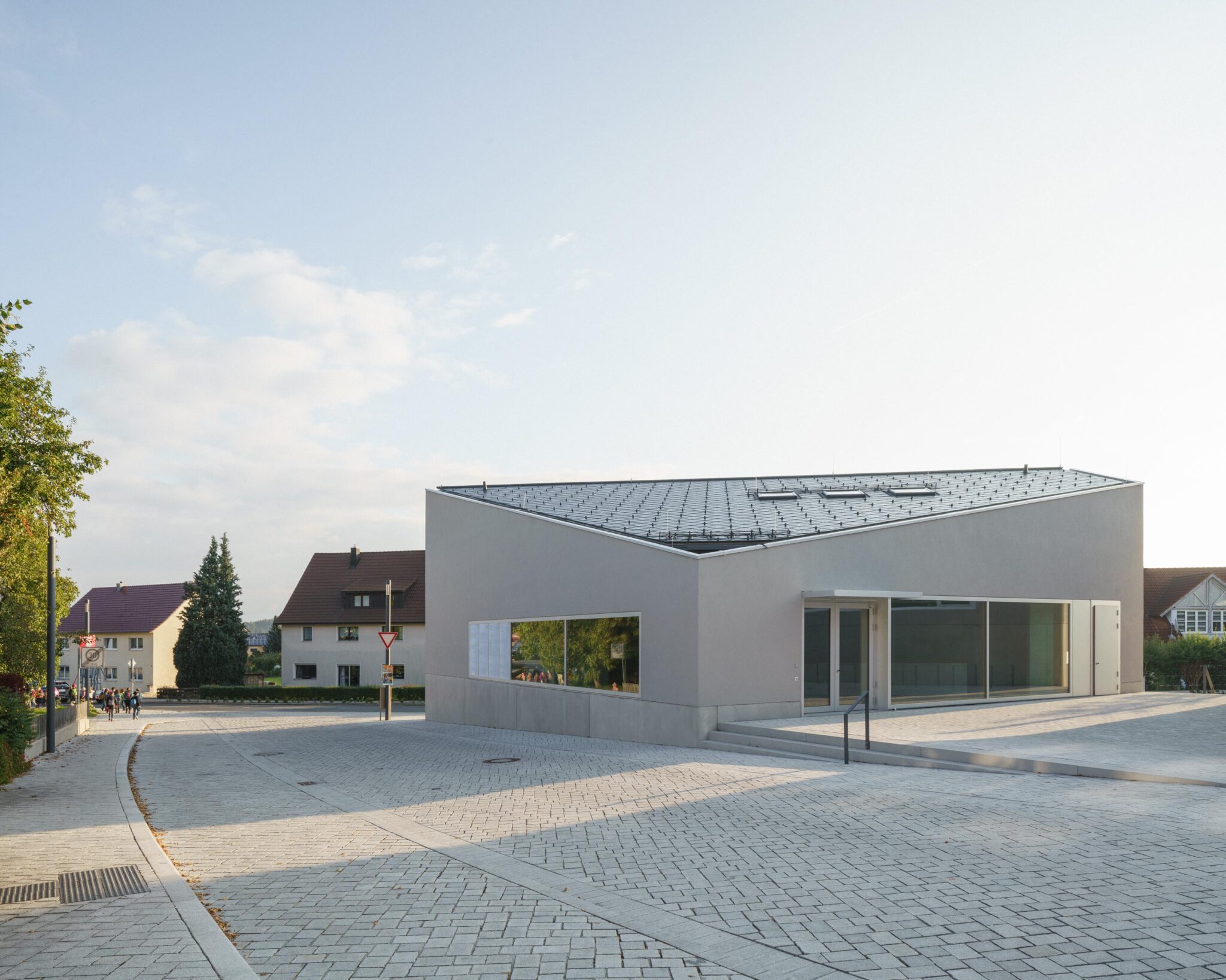 Dorfstadel Kruppach Muehlhausen innen nach aussen Anbau Tag offenes Schiebefenster