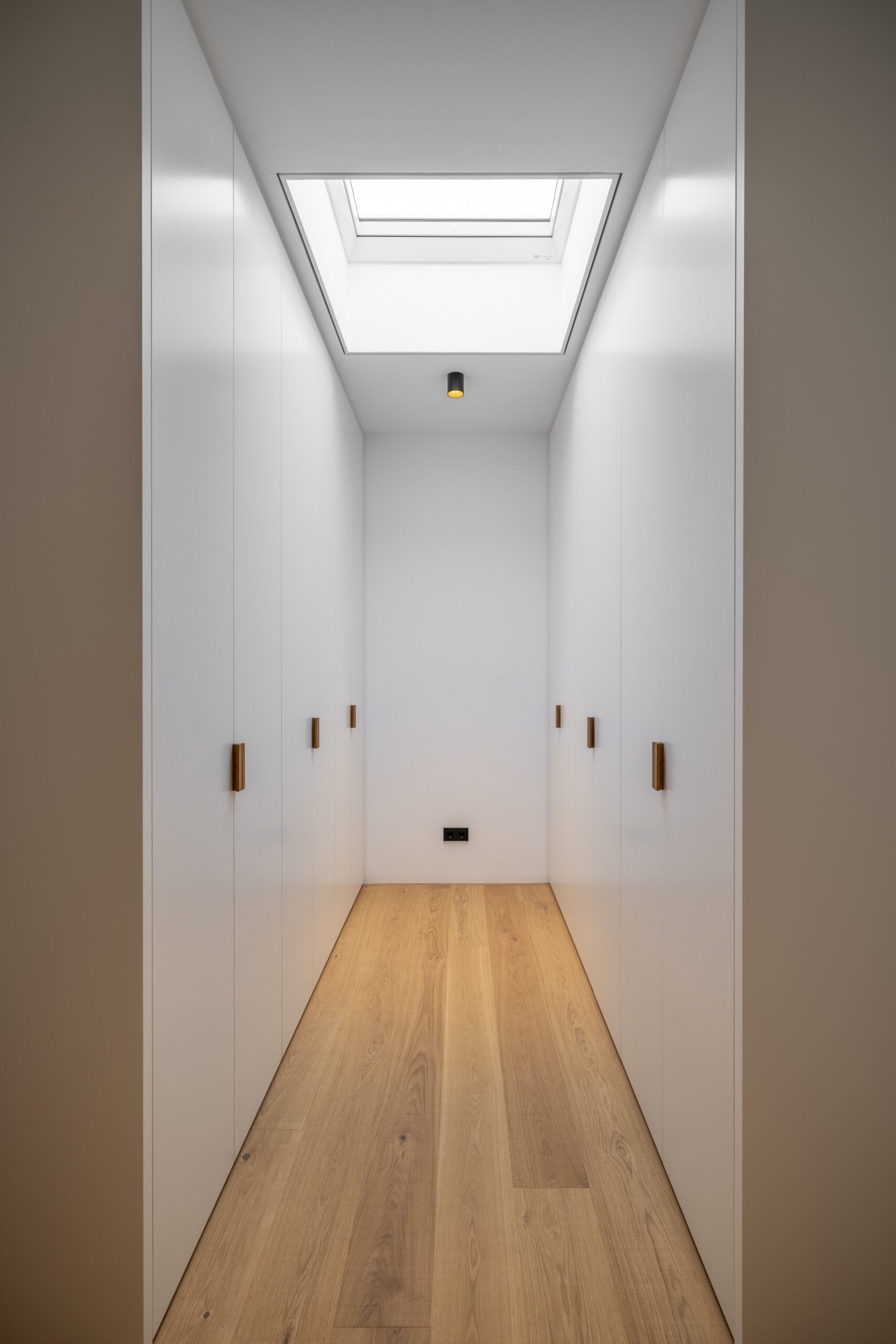 07_Stil_Licht_Eleganz_Begehbarer_Kleiderschrank_mit_Oberlicht-scaled Dorfstadel Kruppach Muehlhausen aussen Nachts Feuerspritze