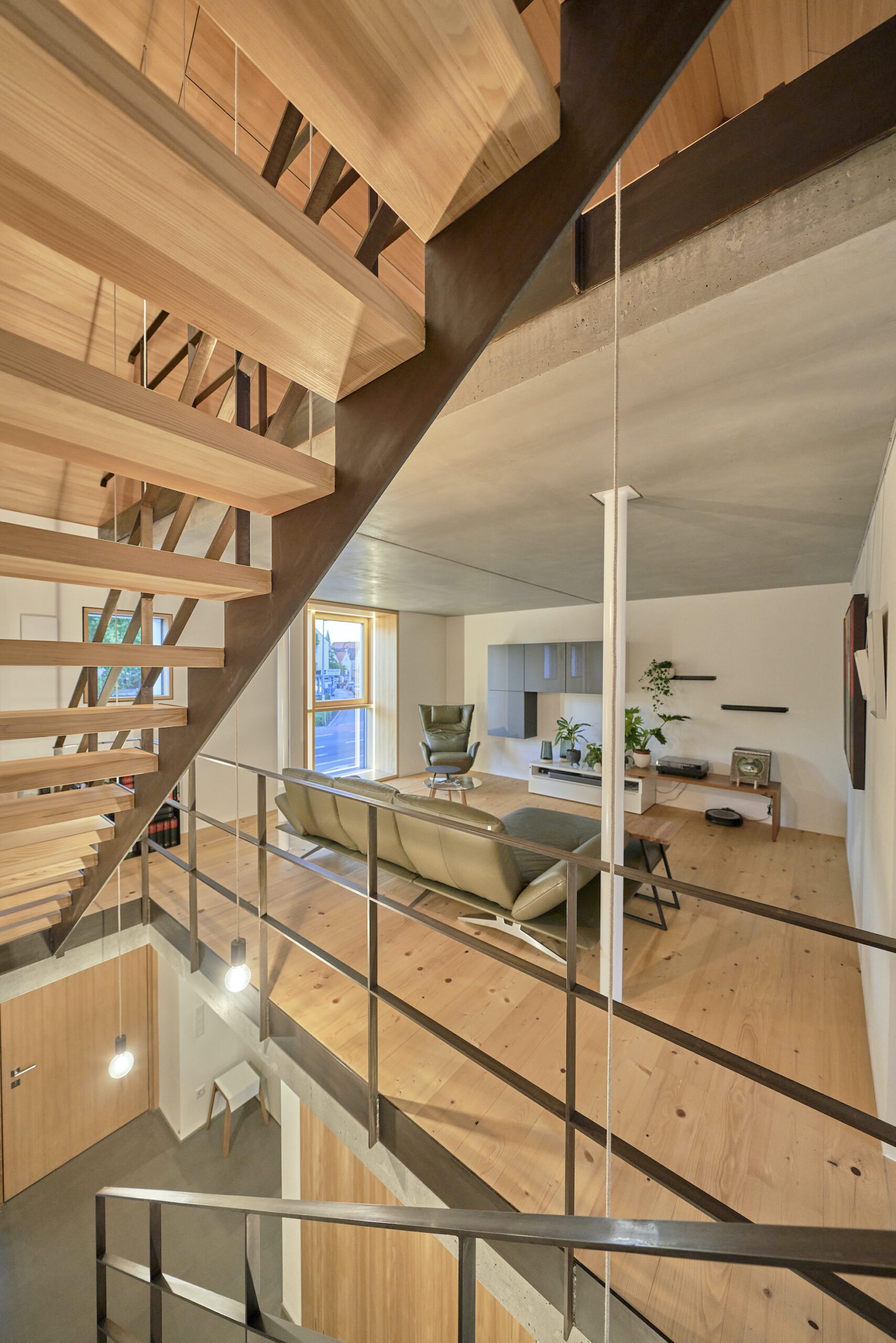 Dorfstadel Kruppach Muehlhausen innen nach aussen Anbau Tag offenes Schiebefenster