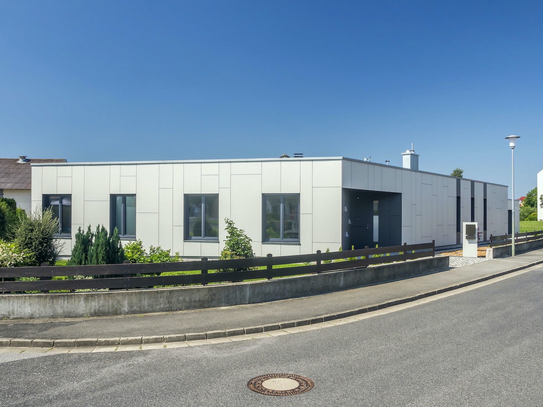 Dorfstadel Kruppach Muehlhausen innen nach aussen Anbau Tag offenes Schiebefenster