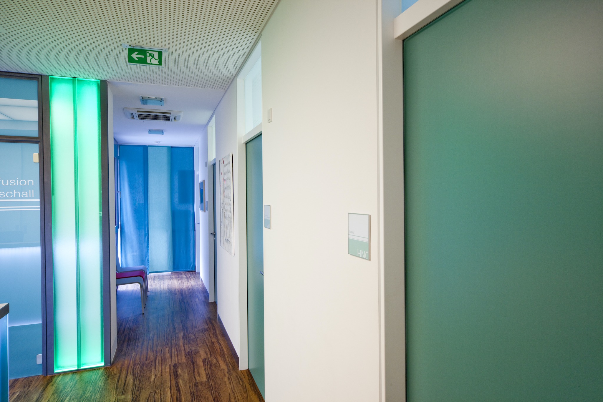 Dorfstadel Kruppach Muehlhausen innen nach aussen Anbau Tag offenes Schiebefenster