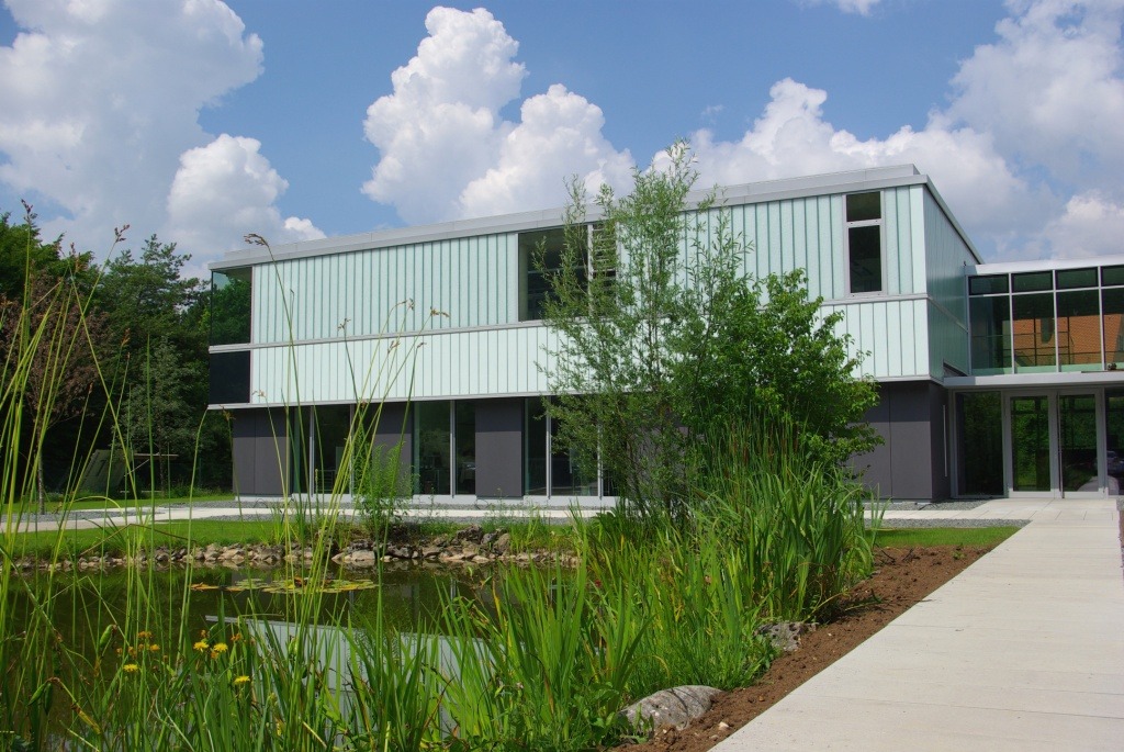 Dorfstadel Kruppach Muehlhausen innen nach aussen Anbau Tag offenes Schiebefenster