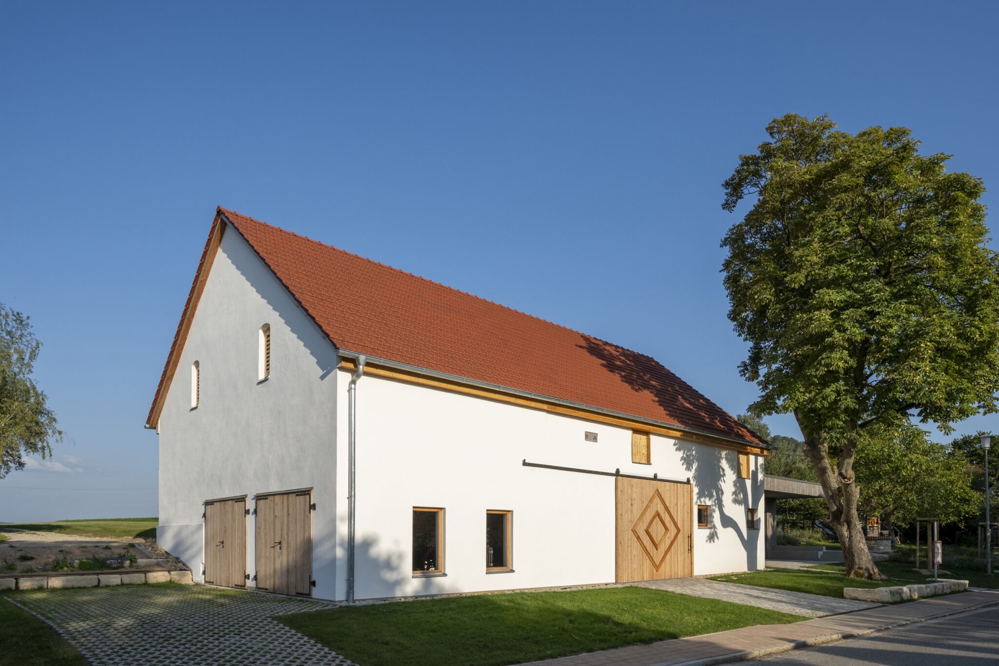 Dorfstadel Kruppach Muehlhausen aussen_Stadel Sonne geschlossen weiter weg