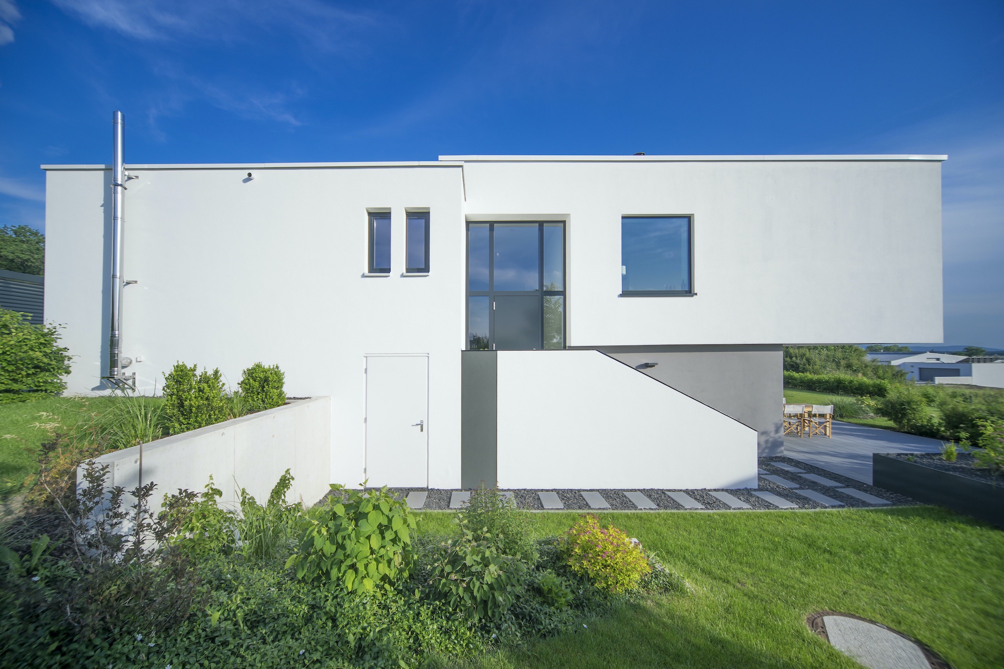 Dorfstadel Kruppach Muehlhausen innen nach aussen Anbau Tag offenes Schiebefenster