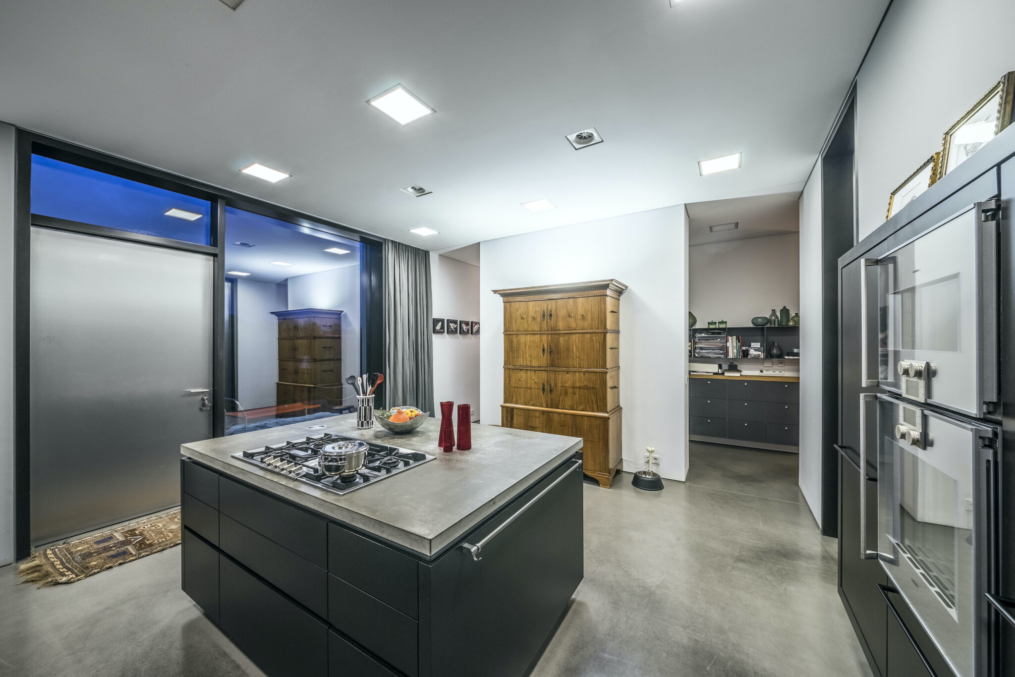 08_FitAGKueche-2048x1366 Dorfstadel Kruppach Muehlhausen innen nach aussen Anbau Tag offenes Schiebefenster