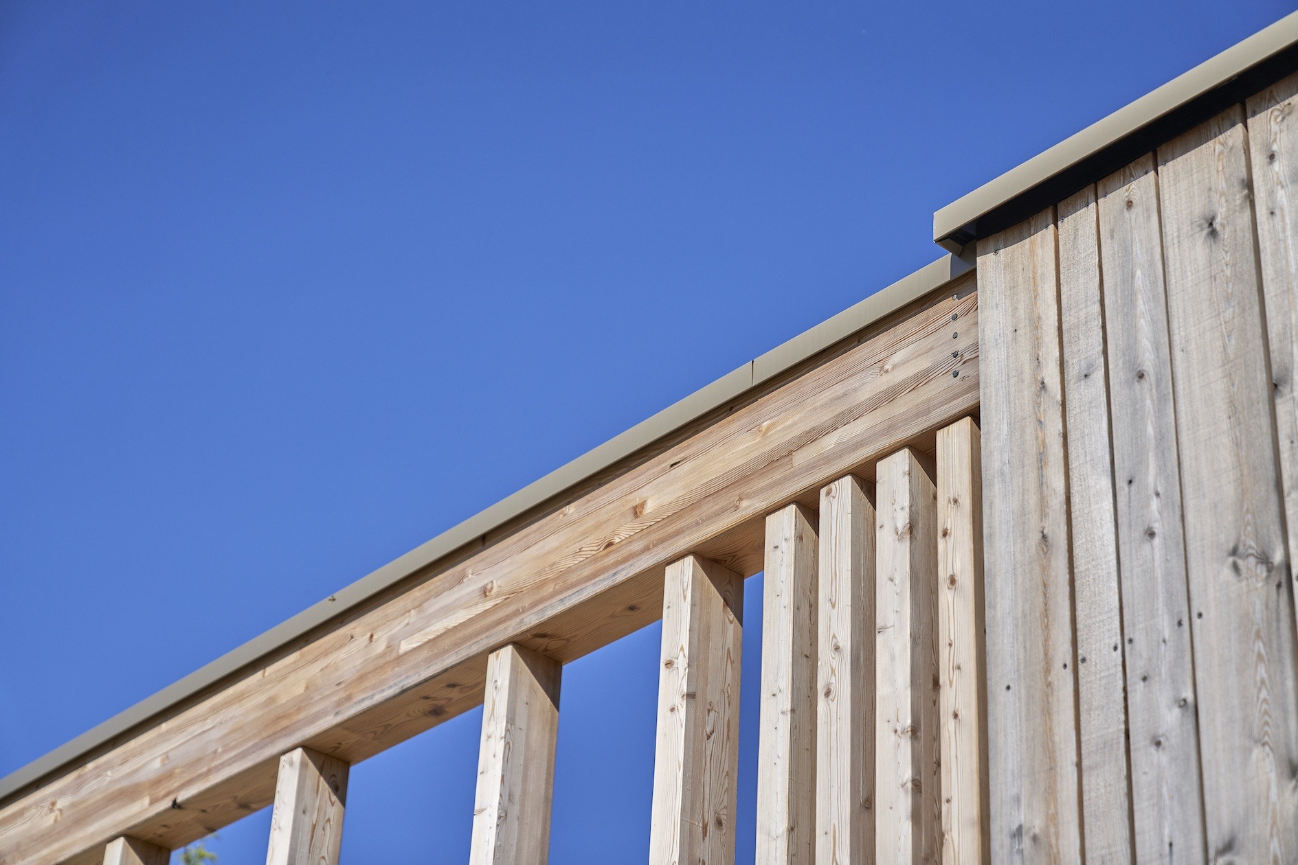Dorfstadel Kruppach Muehlhausen innen nach aussen Anbau Tag offenes Schiebefenster