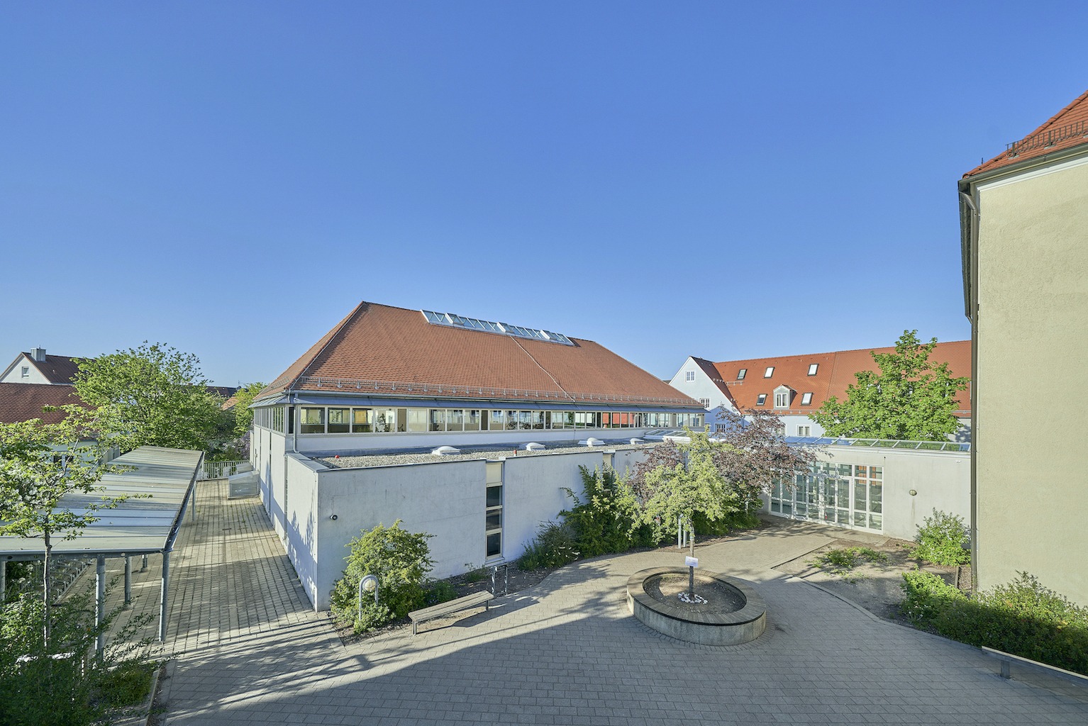 Dorfstadel Kruppach Muehlhausen innen nach aussen Anbau Tag offenes Schiebefenster