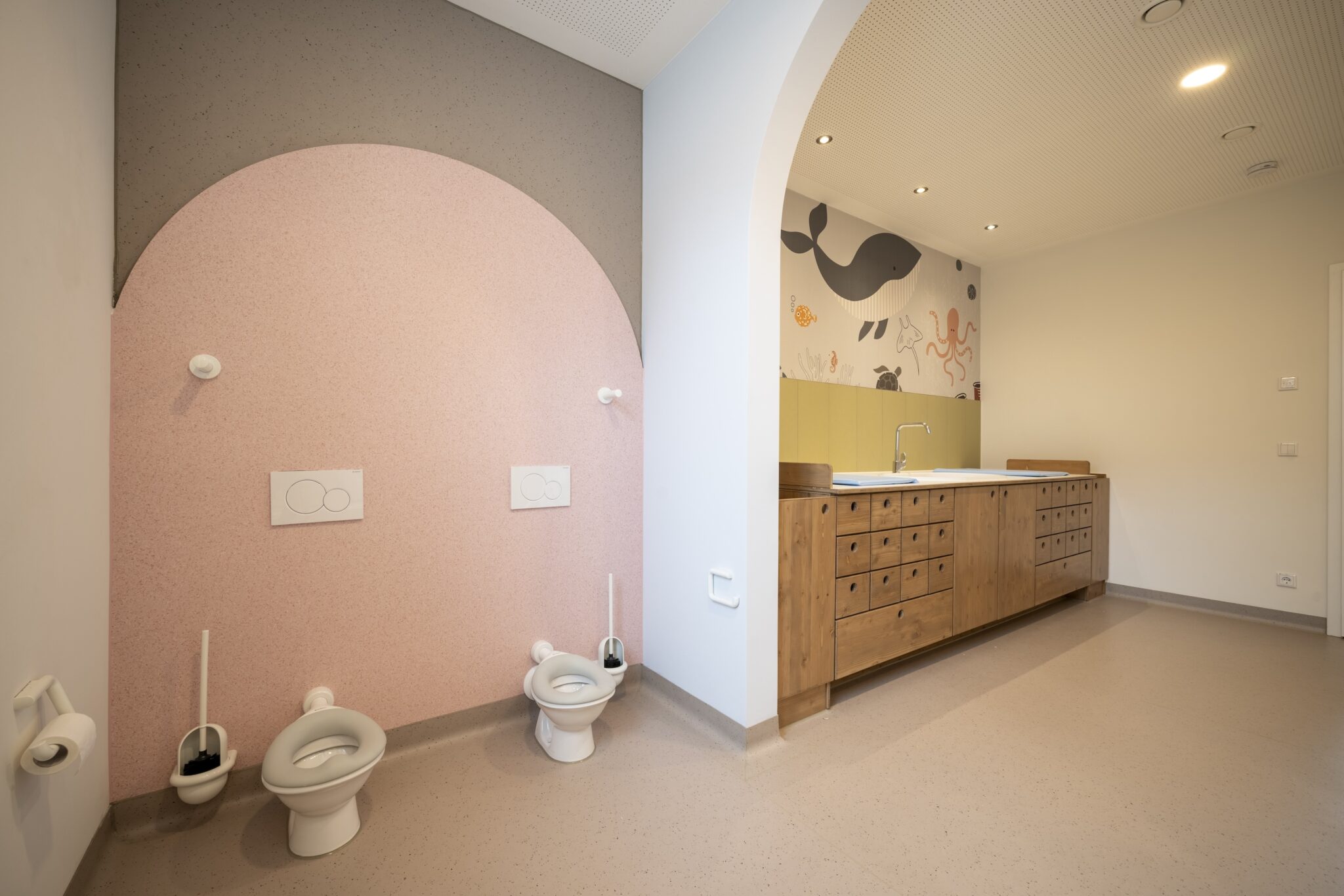 08_KiTaAllersberg_Innen_Sanitaerraum_Wickeln_quer-2048x1366 Dorfstadel Kruppach Muehlhausen aussen_Stadel Sonne geschlossen weiter weg