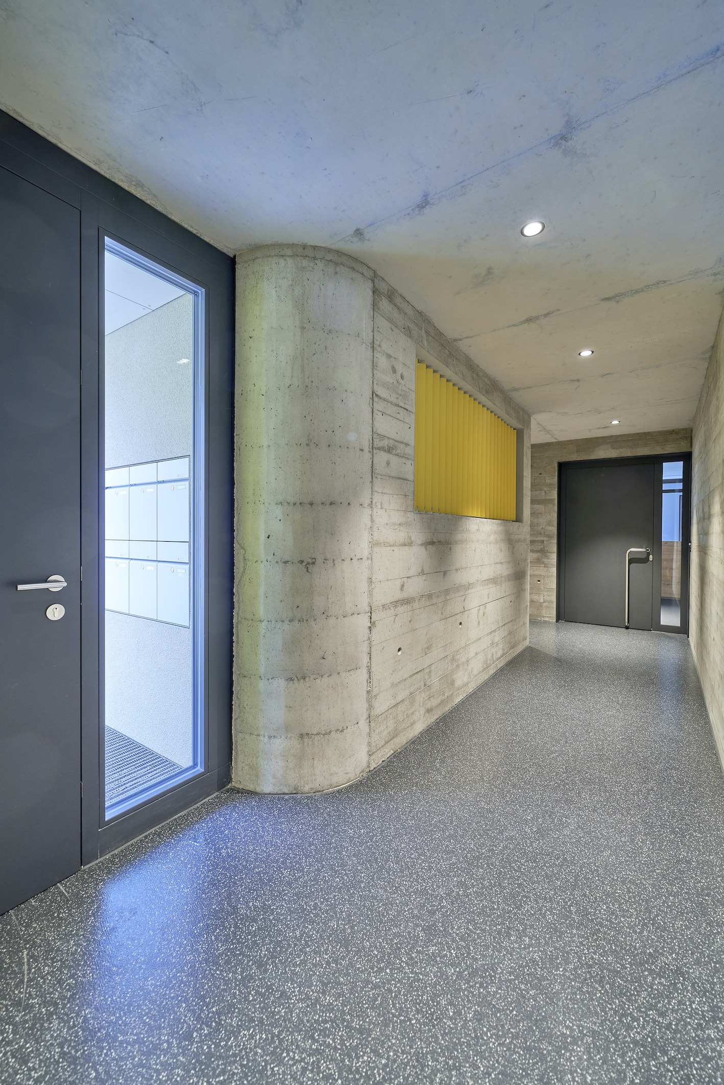 Dorfstadel Kruppach Muehlhausen innen nach aussen Anbau Tag offenes Schiebefenster