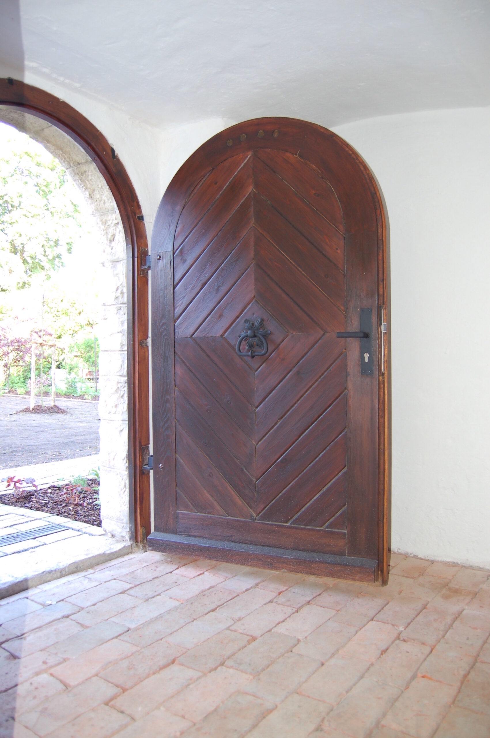 Dorfstadel Kruppach Muehlhausen innen nach aussen Anbau Tag offenes Schiebefenster