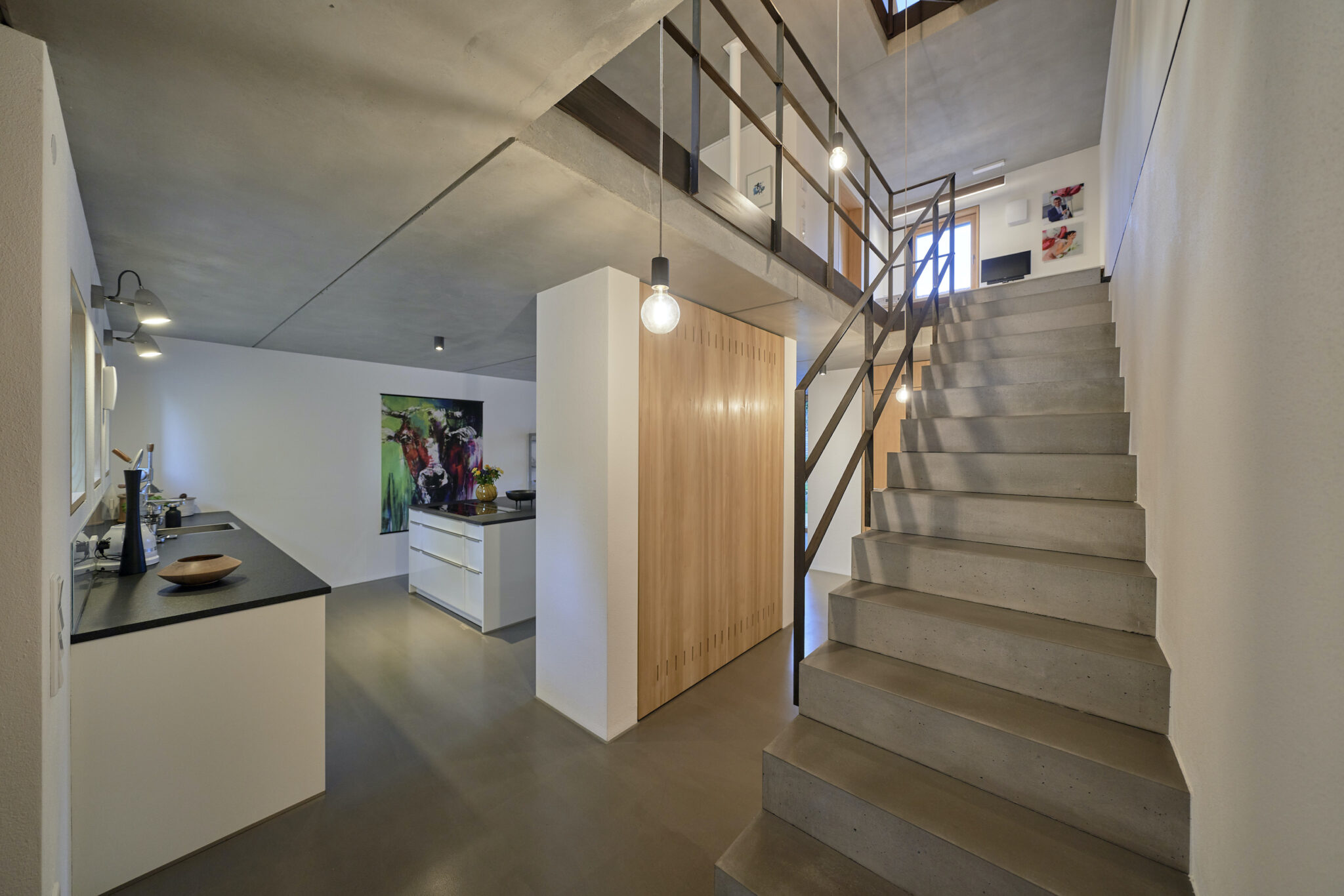 Dorfstadel Kruppach Muehlhausen innen nach aussen Anbau Tag offenes Schiebefenster