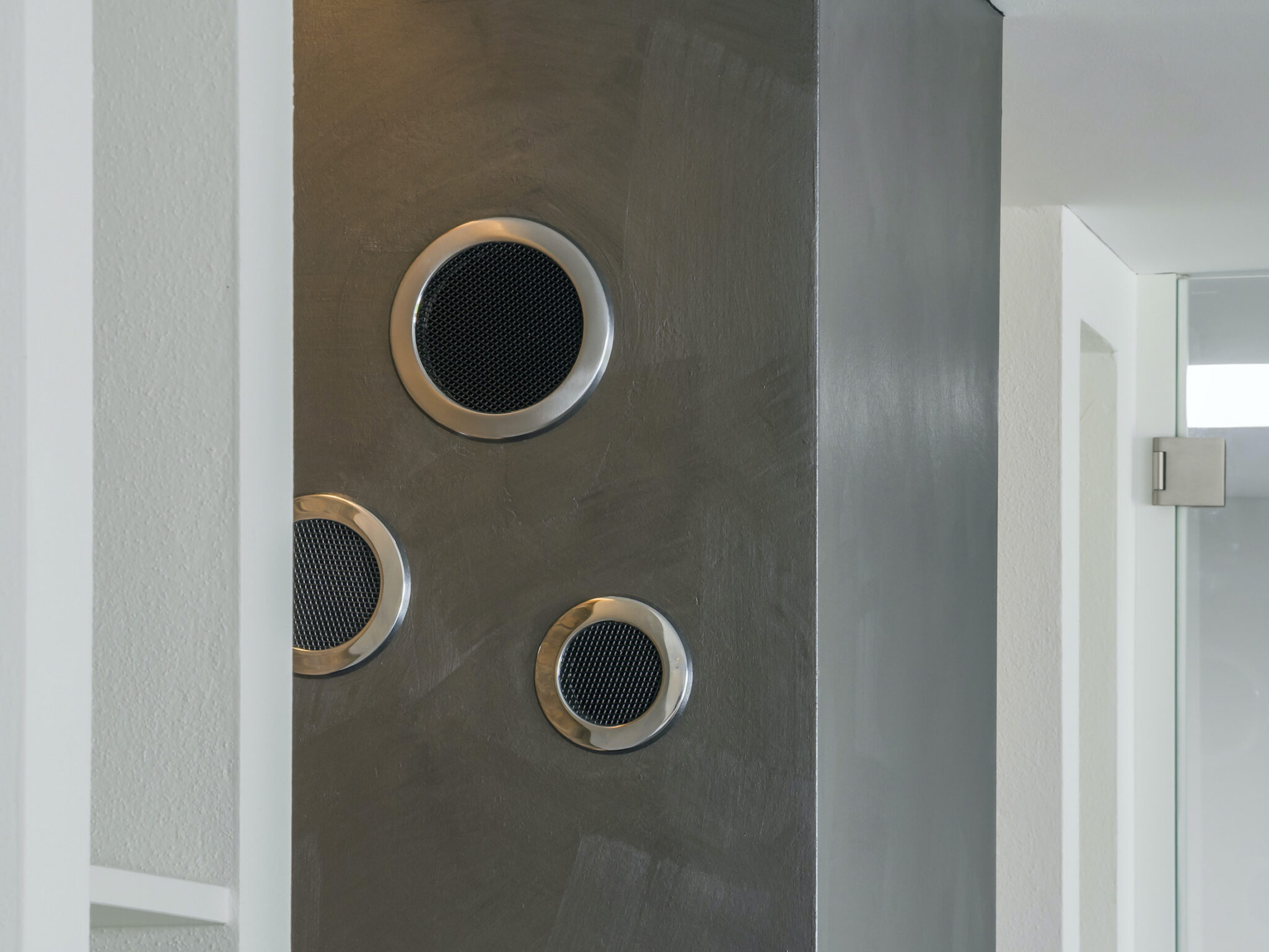 Dorfstadel Kruppach Muehlhausen innen nach aussen Anbau Tag offenes Schiebefenster