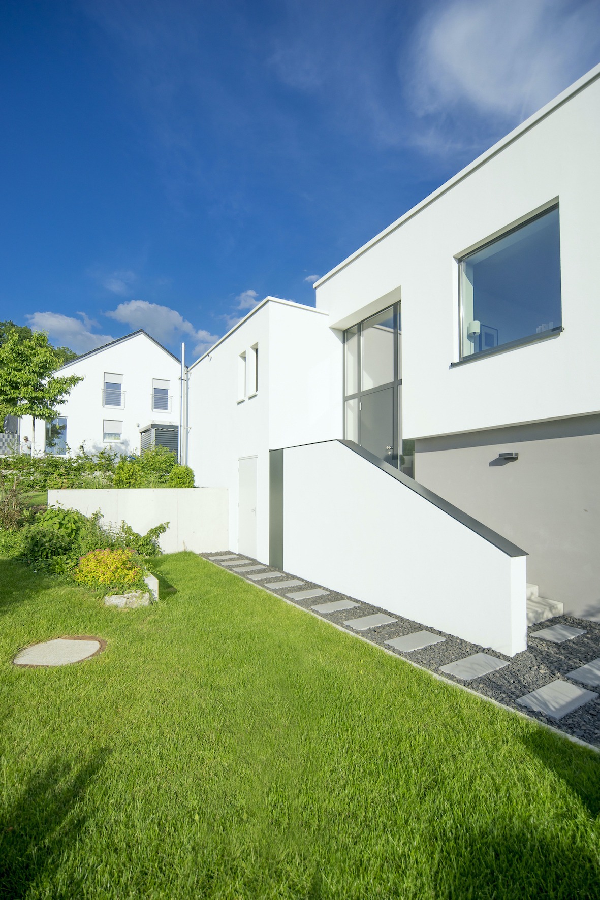 Dorfstadel Kruppach Muehlhausen innen nach aussen Anbau Tag offenes Schiebefenster