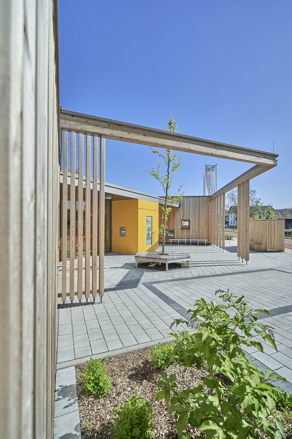 Dorfstadel Kruppach Muehlhausen innen nach aussen Anbau Tag offenes Schiebefenster