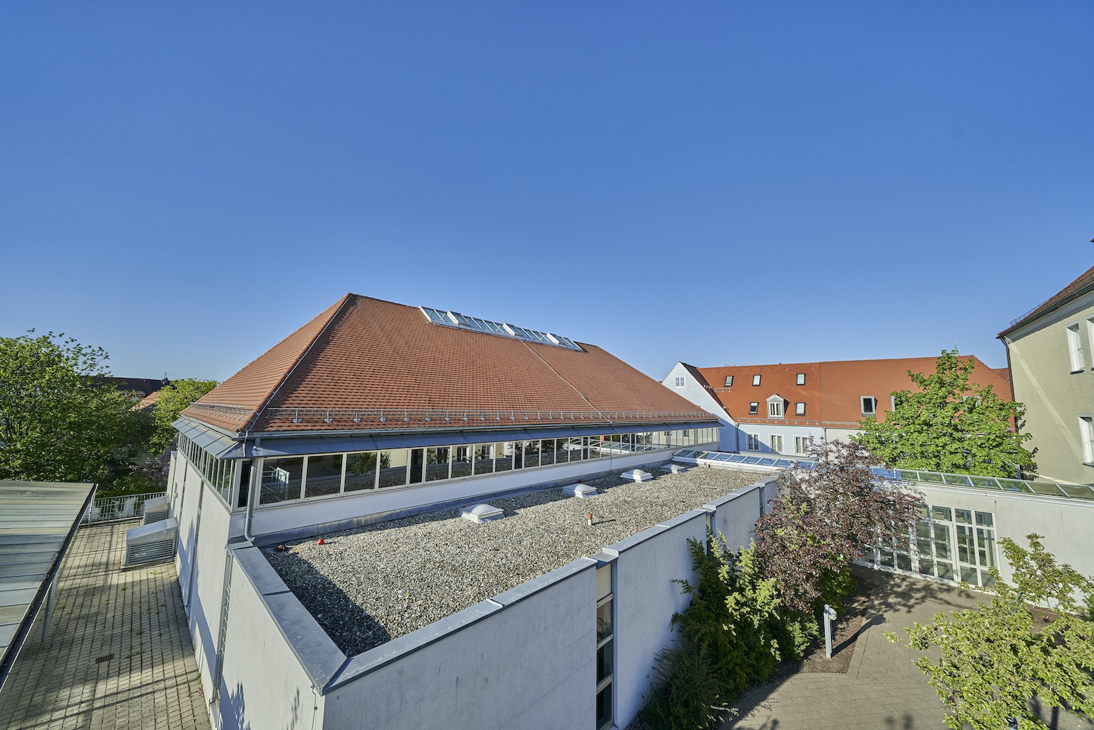 Dorfstadel Kruppach Muehlhausen innen nach aussen Anbau Tag offenes Schiebefenster