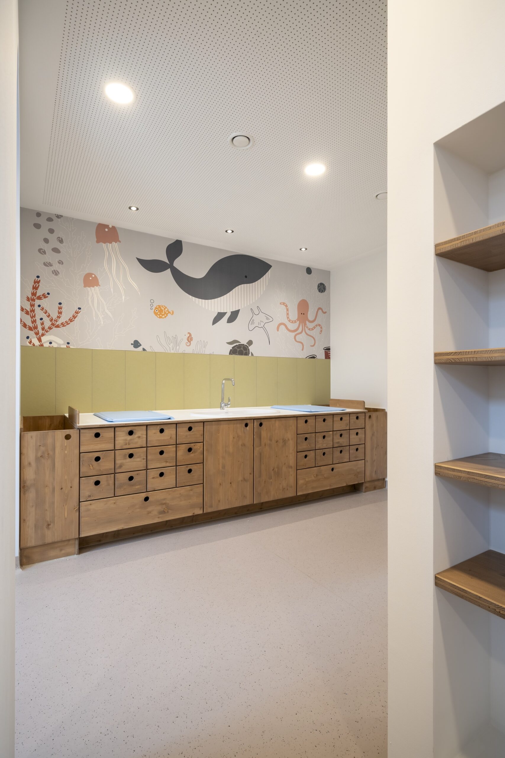 09_KiTaAllersberg_Innen_Wickeln_hoch-scaled Dorfstadel Kruppach Muehlhausen aussen Nachts Feuerspritze