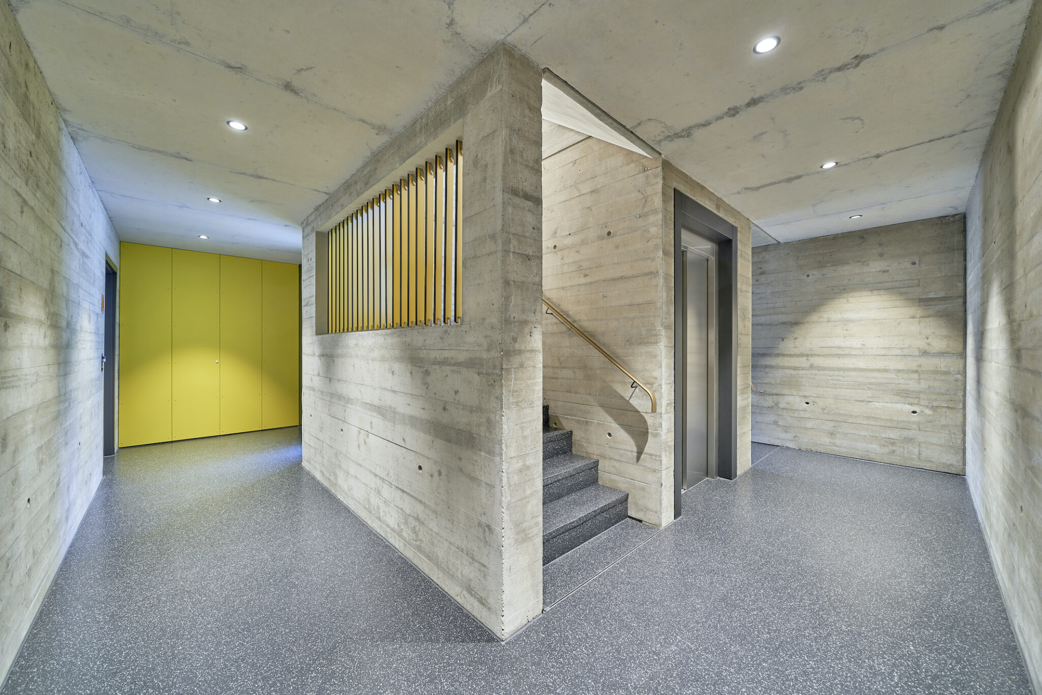 Dorfstadel Kruppach Muehlhausen innen nach aussen Anbau Tag offenes Schiebefenster