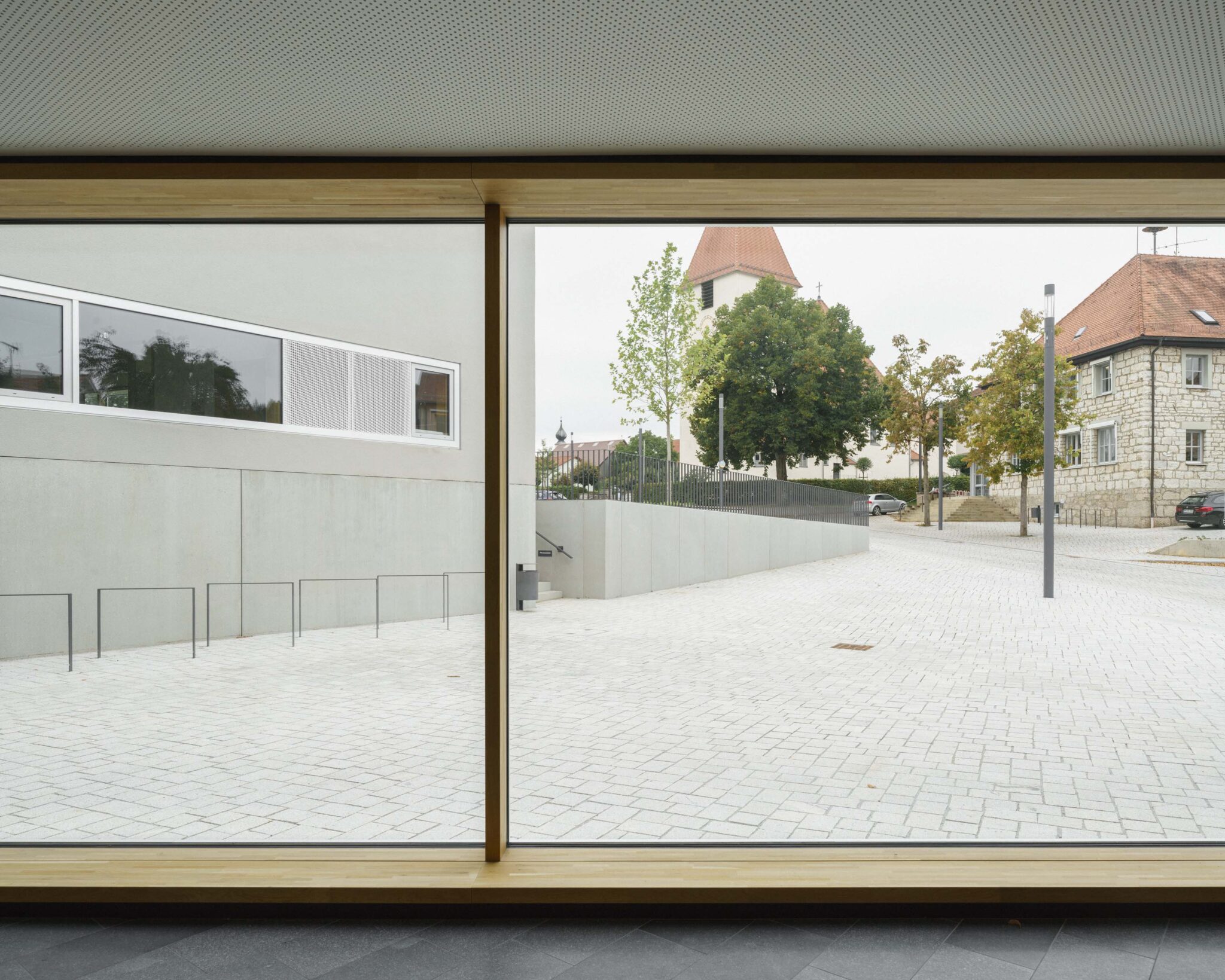 Dorfstadel Kruppach Muehlhausen innen nach aussen Anbau Tag offenes Schiebefenster