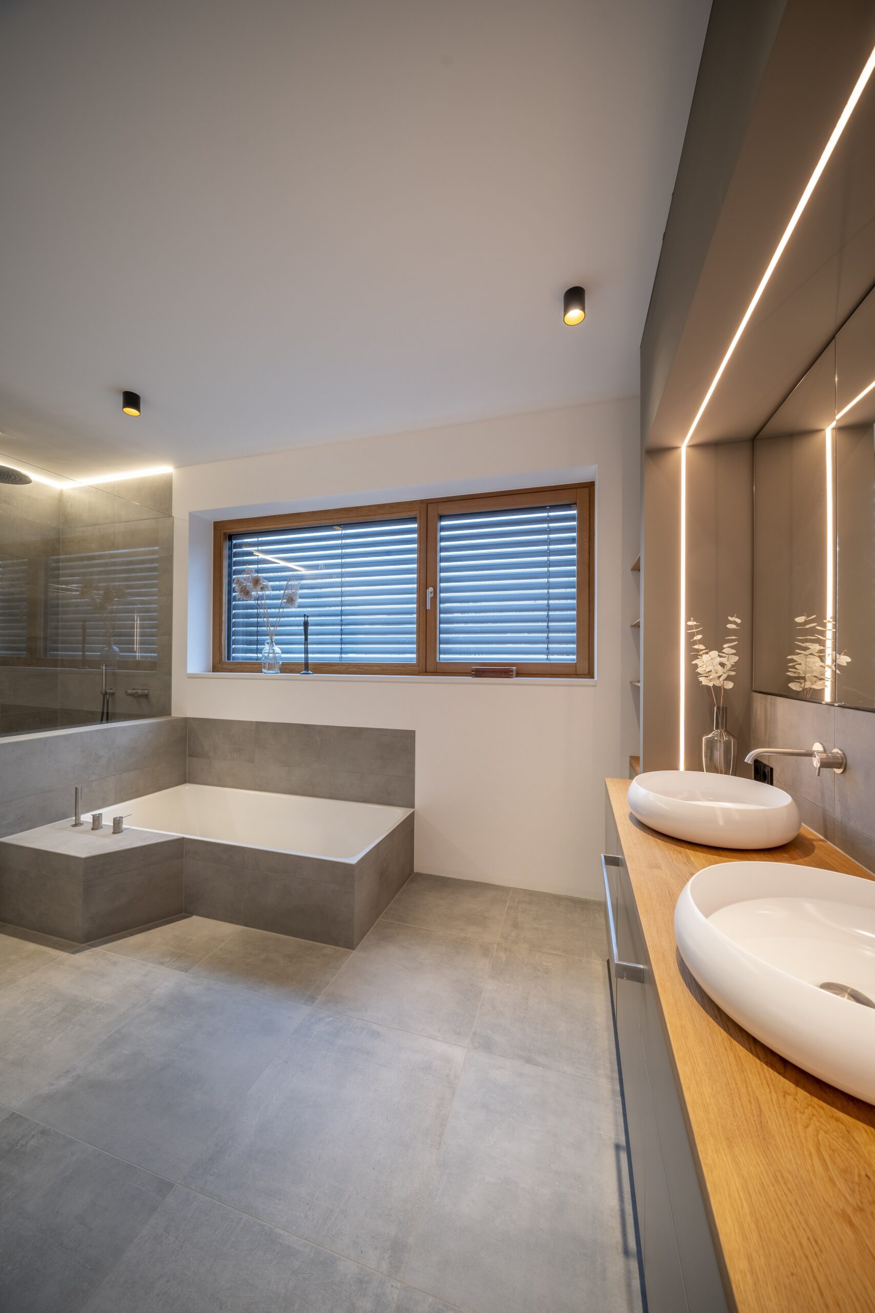 09_Stil_Licht_Eleganz_Badezimmer_Badewanne_Dusche-scaled Dorfstadel Kruppach MuehlhausenInnen Dachboden Balken alte Leitern Wiederverwendet als Gelaender