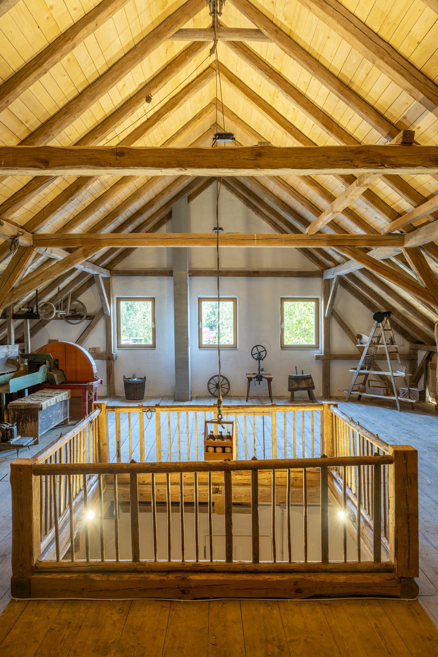 Dorfstadel Kruppach Muehlhausen innen Dachboden Balken Hochformat Balkendecke