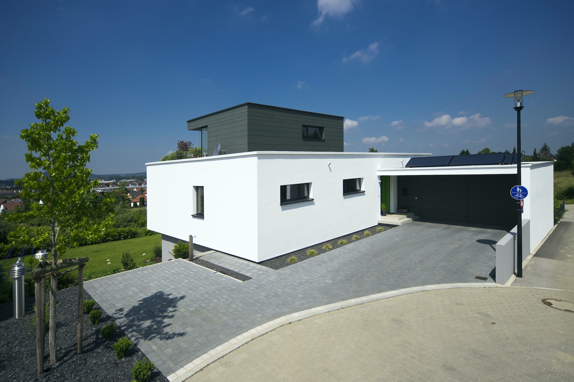 Dorfstadel Kruppach Muehlhausen innen nach aussen Anbau Tag offenes Schiebefenster