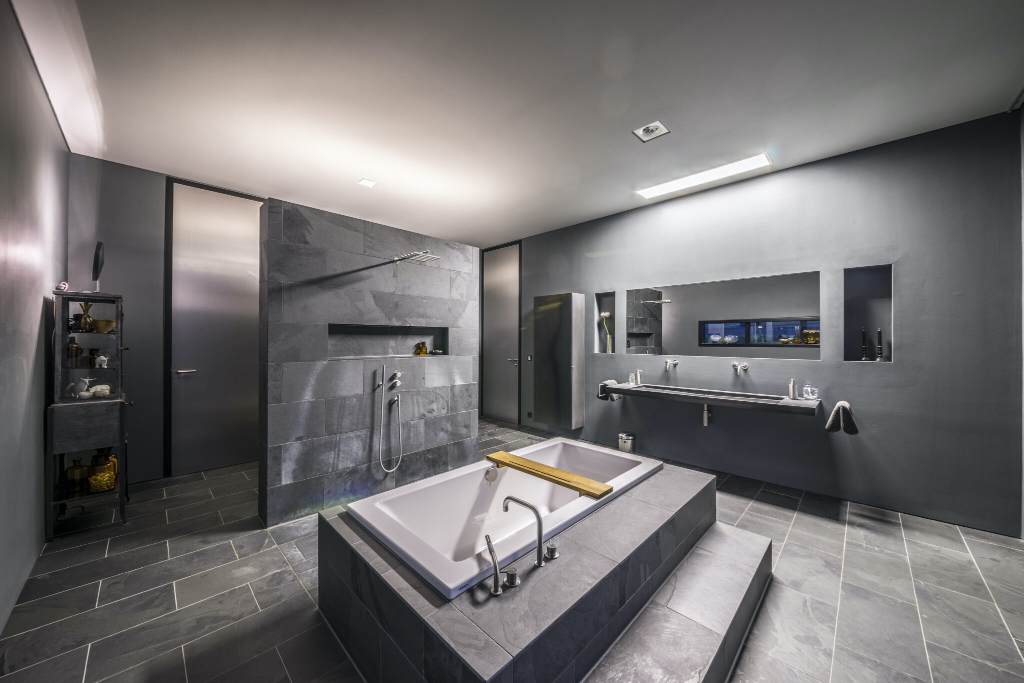 10_FitAGBadezimmer-2048x1365 Dorfstadel Kruppach Muehlhausen innen nach aussen Anbau Tag offenes Schiebefenster